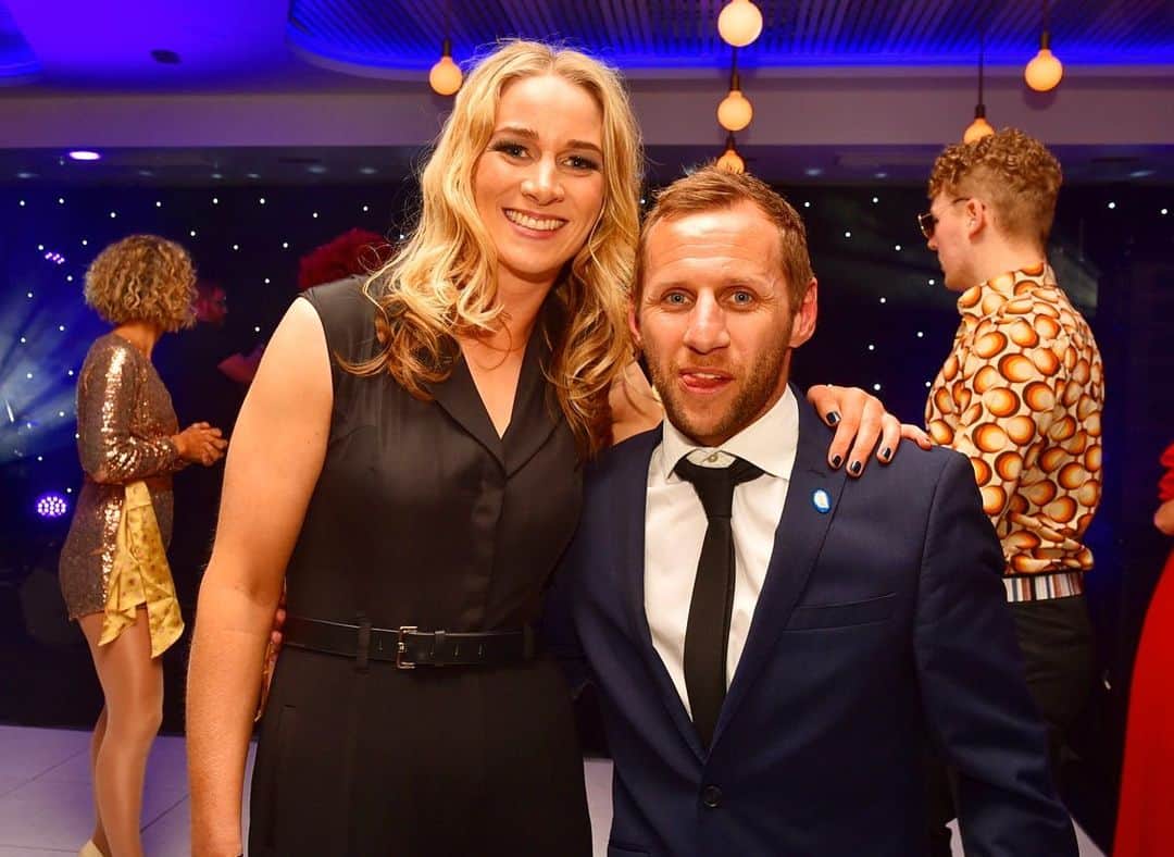 ジェンマ・ボナーのインスタグラム：「Amazing event last night @leedsrhinos, more than 200k raised for @rob7lindsey & to aid the research of @mndassoc ‬ ⠀⠀⠀⠀⠀⠀⠀⠀⠀ ‪It was an honour to share the evening with you @rob7lindsey ❤️❤️‬」