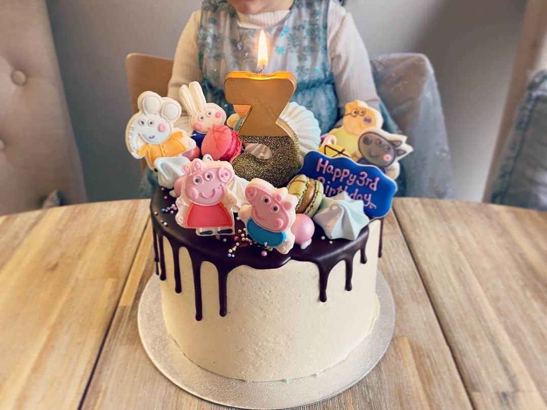 MEGのインスタグラム：「娘の夢が叶った素晴らしいケーキ。 今年も本当に Thanks to @peggyporschenofficial and @_kunika_ 🎂」