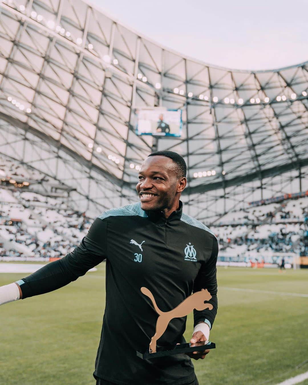 スティーヴ・マンダンダさんのインスタグラム写真 - (スティーヴ・マンダンダInstagram)「🔵⚪️ #om」2月9日 6時04分 - stevemandanda1