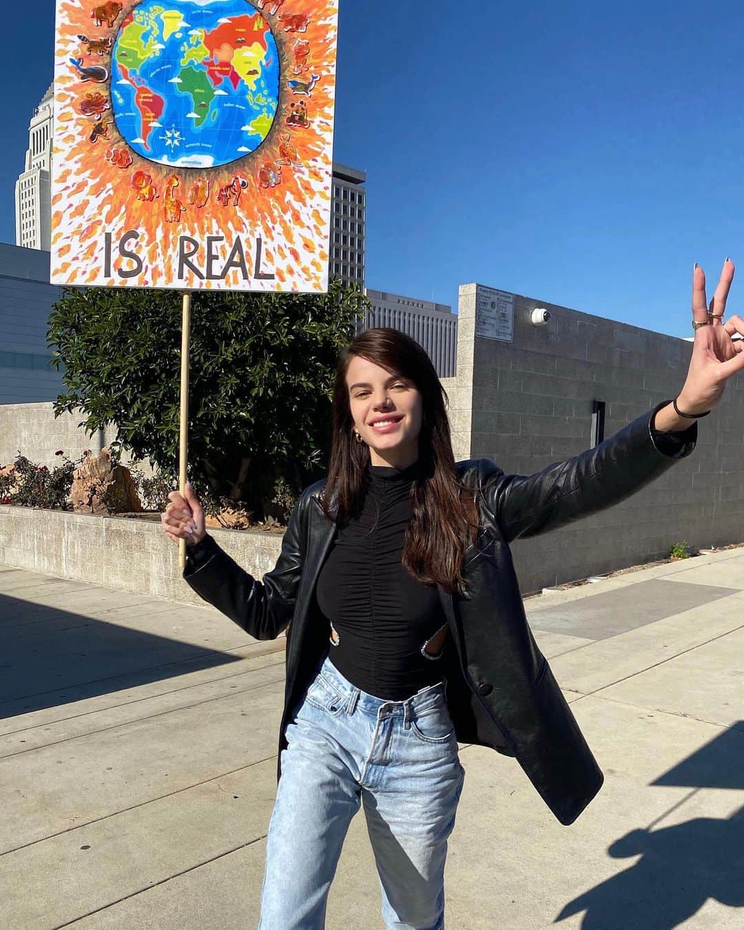 ソニア・ベン・アンマーのインスタグラム：「At my first @firedrillfriday yesterday! If you know me you know @janefonda has been a HUGE inspiration for me. She has taught me how important it is for us to SHOW UP & strike against our governments supporting fossil fuels & the destroying of our planet. And for those who think we are powerless... sitting at home and doing nothing wont change anything. Coming together in unity makes us powerful! Come join in LA every first Friday of the month. #noplanetb 🌎🌻💙」