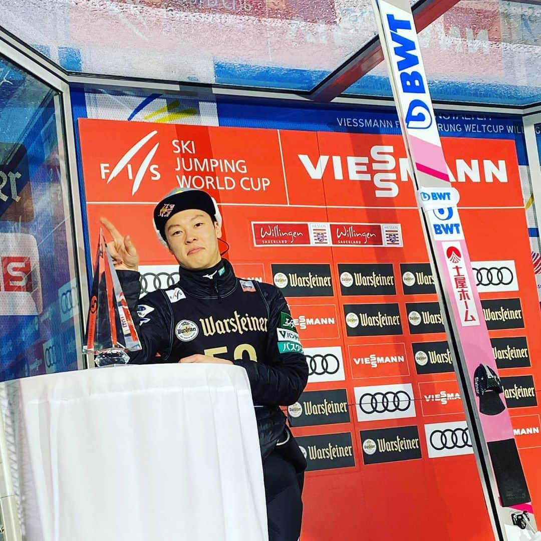 小林陵侑のインスタグラム：「明日の競技はキャンセルになりました.. 来週からはflyinghill✌️ あの日からこのトロフィーの先端が怖い小林です😇」