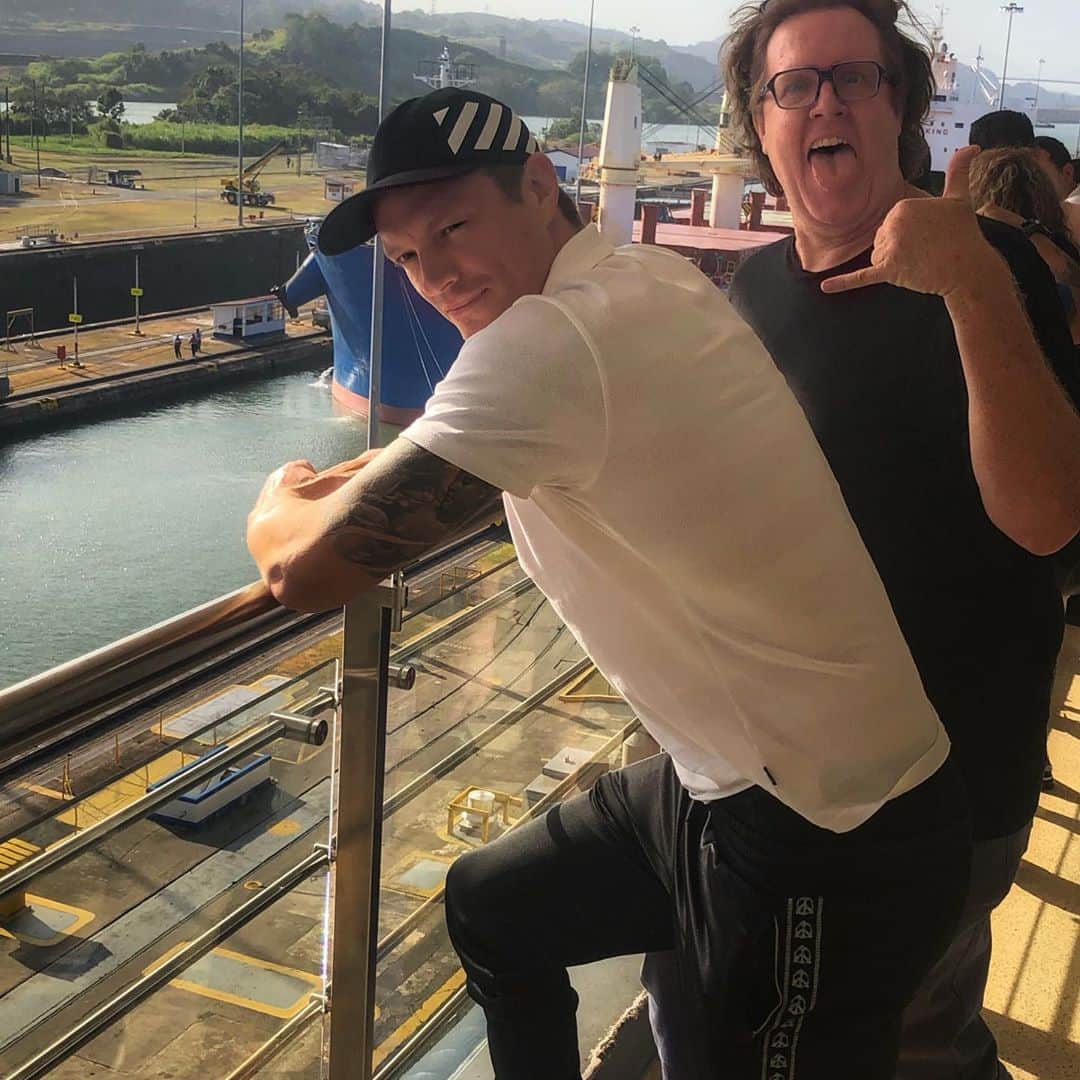 ヨエル・キナマンのインスタグラム：「Fuckin @steveagee ruining my cool guy at the Panama Canal photo. #TheSuicideSquad」