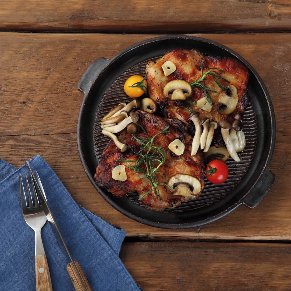 Komerco-コメルコ-さんのインスタグラム写真 - (Komerco-コメルコ-Instagram)「一枚は持っておきたい。 おもてなしにぴったりのグリル料理を手軽に。 . お肉やお魚のグリルは、記念日やパーティーで喜ばれますよね。#PANworks の『耐熱グリル皿』は、直火、オーブン、レンジなどIH以外の熱源で使えるプレート。そのまま食卓に出せる便利なお皿です。黒が主流のグリル皿ですが、こちらは、柔らかい質感と色合いなので、優しい食卓を演出できます。高さが抑えめなので、料理が立体的に見えるのも嬉しいところ☺ . ------------------------------- PANworks ／ 耐熱グリル皿 . ▷こちらの作品はKomercoアプリでクリエイターから直接ご購入いただけます。 アプリ内「さがす」で「PANworks」と検索してください🔎 . ▷特集は、Komercoアプリのホーム画面でご紹介しています。 季節やイベントに合わせてオススメしたい商品をKomercoスタッフがピックアップしています。 . ▷アプリのダウンロードはプロフィールリンクから📲 @komerco_official ------------------------------- . #komerco #コメルコ #cookpad #クックパッド #komercoごはん #料理をもっと楽しく #いつものいただきますを楽しく #おうちごはん #おうちごはんlover #instafood #foodpic #cookinglove #手しごと #komerco特集 #komercoクラフト #グリル #バレンタインごはん #バレンタインディナー #グリル料理 #肉料理  #魚料理 #おうちディナー #おもてなし #バレンタインデー#手仕事 #ValentinesDay #Valentine」2月9日 7時30分 - komerco_official