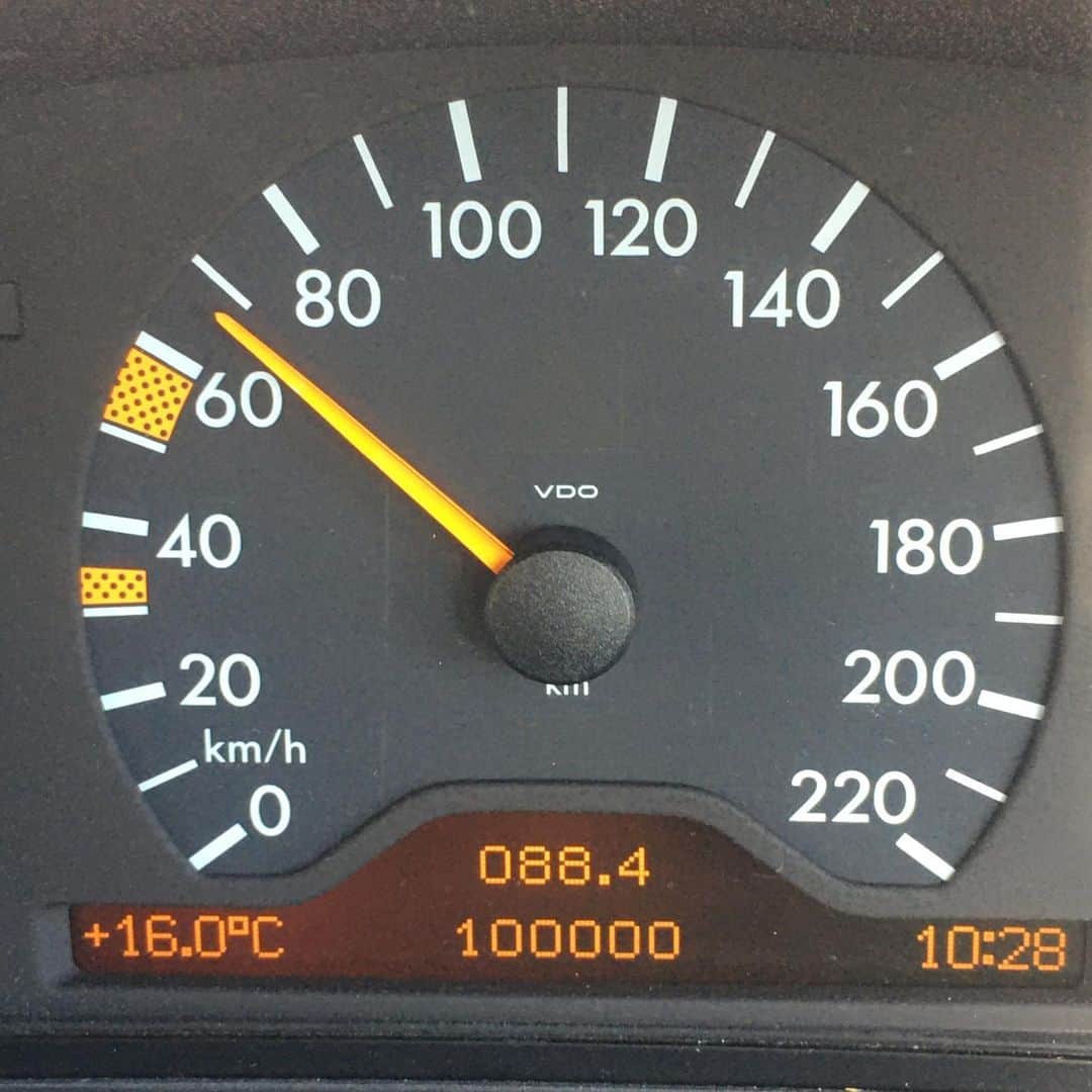 ヒロ寺平さんのインスタグラム写真 - (ヒロ寺平Instagram)「Milestone ‼︎ 昨日おとといと2日に渡り20年以上乗っている愛車について、熱く語りそれを僕のYouTubeチャンネルで見てもらった。  そしてあの収録の次の日、この子が記録を打ち立てた。  100,000km走破 !! （画像は同乗者撮影） 赤道一周40,075 kmだから、つまり20年かかって地球を2周半した事になる。  ペースとしては決して早くはない。 ただ打ち立てた記録は間違いなく地球を2周半‼︎ この20年の間、2度ほどいきなり止まってしまうアクシデントにも見舞われたけど、それを乗り越えて今に至る。  なんかほんまに感動してるんやけど。 うんともすんとも言わなくなるまで乗り続ける事にせねば！  そんな愛車と僕の物語、まだ見ていないならチャンネル登録をしてぜひ見てください。  https://www.youtube.com/channel/UCRQ4qBMhUlAXWKjxZHlwBBQ  #ヒロ寺平 #ヒロT」2月9日 7時27分 - hiroteradaira