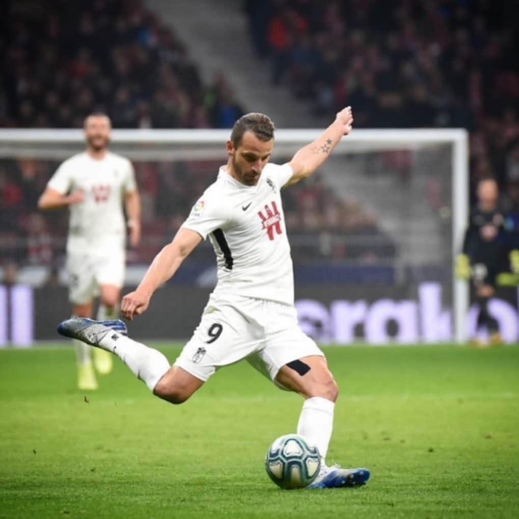 ロベルト・ソルダードのインスタグラム：「Orgulloso del trabajo de este equipo en un campo siempre complicado. Lo dimos todo hasta el final. Toca levantarse y pensar en el próximo partido.  Gracias a todos los que nos habéis querido acompañar esta noche.  #VamosmiGranada #EternaLucha 🔴⚪」