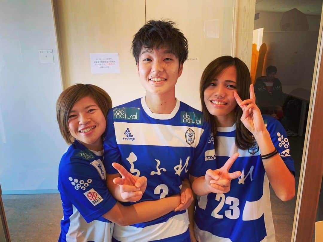 のインスタグラム：「. 92年組🕺🕺🕺 力合わせてがんばります！  そして今年は2番なのです✌️ たくさんの人にこのユニフォームを 着てもらえたら嬉しいです 2番だったらもっと嬉しいです☺️✌️ でもそんなことは言わないので笑 私たちと同じユニフォームを着て 共に闘ってください✊✊ たくさんの応援よろしくお願いします！ #ちふれASエルフェン埼玉 #92年組 #10 #2 #23」