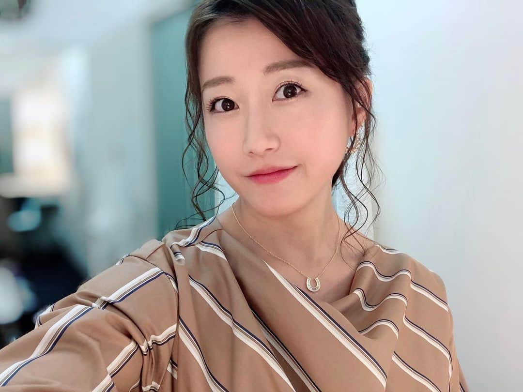 津田麻莉奈さんのインスタグラム写真 - (津田麻莉奈Instagram)「#おはよーちゃん 昨日のヘアメイク💄✨ おくれ毛多めのポニーテールにしてもらいました🥰 メイク中、ツヤ肌についてずっとメイクさんに相談してた😂いい化粧品たくさん教えてもらったから馬券当てて買いに行きたいな👍 ⁑ それにしても今朝はさむい〜😣 お昼には暖かくなるんかしら？🌞 お仕事の方もお休みの方も、 良い一日になりますように✨ 馬券がんばりましょう٩( 'ω' )و ⁑ ⁑ ⁑ #おはよう #今日は #東京競馬場 #お仕事ですよ  #馬券当たるといいな #jravan #グリーンチャンネル #メイク #ヘアメイク　 #美容　 #競馬  #衣装 #コーデ #ootd #outfitoftheday  #coordinate  #makeup  #まりなる #津田麻莉奈」2月9日 7時56分 - tsudamarinal