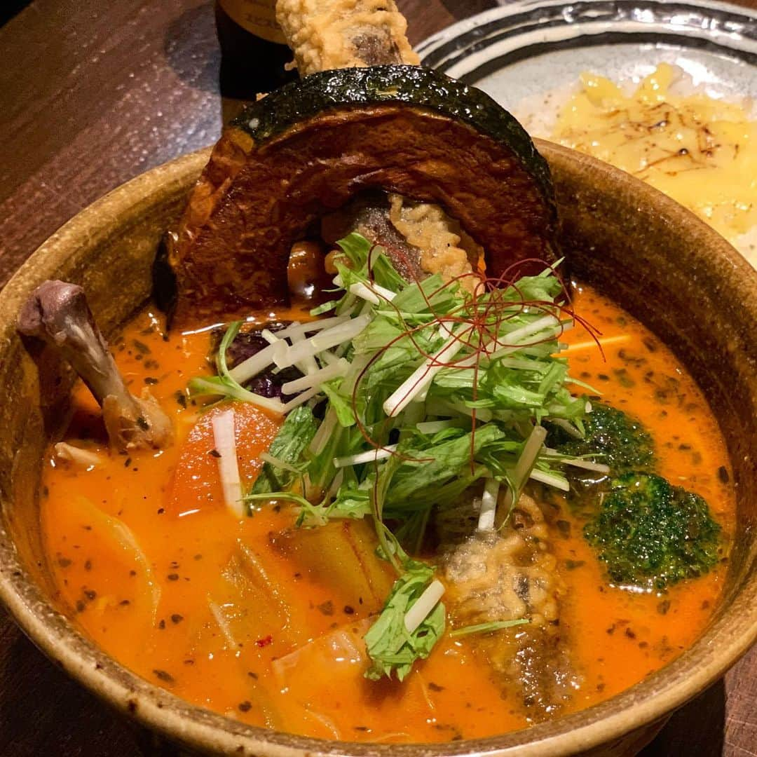 Sayaka.Mさんのインスタグラム写真 - (Sayaka.MInstagram)「. #sapporofood  #soupcurry  #tanukikoji 7chome very yum😋✨ . . 先日のカレーの集まりにて #SOULSTORE ここのゴボウめちゃ美味しい 全部の素材への手の加え方が丁寧で どれ食べても美味しい💓 大通りエリアベスト3に入る名店 . 私は #チキンと野菜のカリー 1200円 チーズトッピング、大辛 . 4枚目は @soupcurry_aiiro オーナーが食べていた、真っ赤な豆腐カリー。気になりすぎた👀 次回食べようとか思いながら、結局またブレずにチキン野菜いきそうだけど、これもめちゃくちゃ美味しそうー。他店で見た事ないしな🤔次回頼もう💕 . 6枚目は @go.ide さんがシェアしてくれた、ネギ塩ザンギ。 これも美味しかった✨ . ここは、観光などで札幌来る人も大通りから近いし是非行く事をお勧めする地元民お勧めのお店😌 . . わかりやすくはyoutubeに動画であげました📹 https://youtu.be/AX1SK1TD9NY (プロフィール下にリンクあり) . #ソウルストア 011-213-1771 #北海道 #札幌市中央区 南3条西7-3-2 F-DRESS 7 BLD 2F https://tabelog.com/hokkaido/A0101/A010103/1058838/ @soulstore_official @spicemen22 😊💗 . =============== 私の食べ歩きの記録は Gourmet food information 제 외식기록 ↓↓↓ #sayaka動画 =============== . #北海道観光応援隊 に任命頂きました🙋‍♀️ . #札幌グルメ #北海道グルメ #北海道観光 #札幌ランチ #札幌食べ歩き #札幌旅行 #スープカレー #スープカリー #狸小路グルメ #狸小路7丁目 #狸小路ランチ #カレー好きな人と繋がりたい #カレー部 #カレーは飲み物 #hokkaidotrip #hokkaidofood #札幌ママ #北海道ママ #札幌子連れランチ #札幌子連れ」2月9日 7時50分 - insta.sayaka