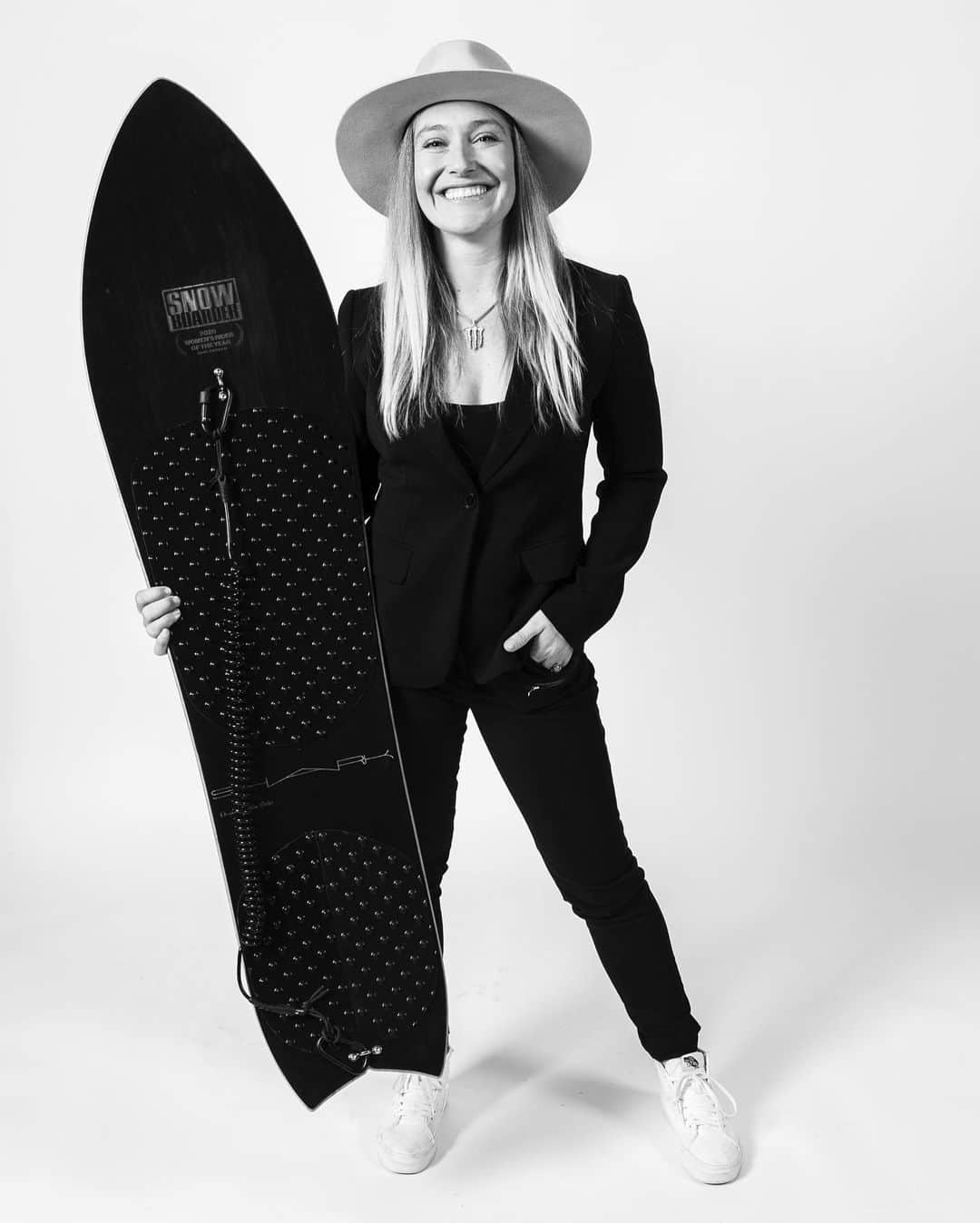 ジェイミー・アンダーソンのインスタグラム：「Can’t frickin believe it! What an honor to win @snowboardermag rider of the year!!!! Thank you to everyone who voted and congrats to @jill_perkins & @mariathomsen on your nominations , you girls are killing it! 💙」