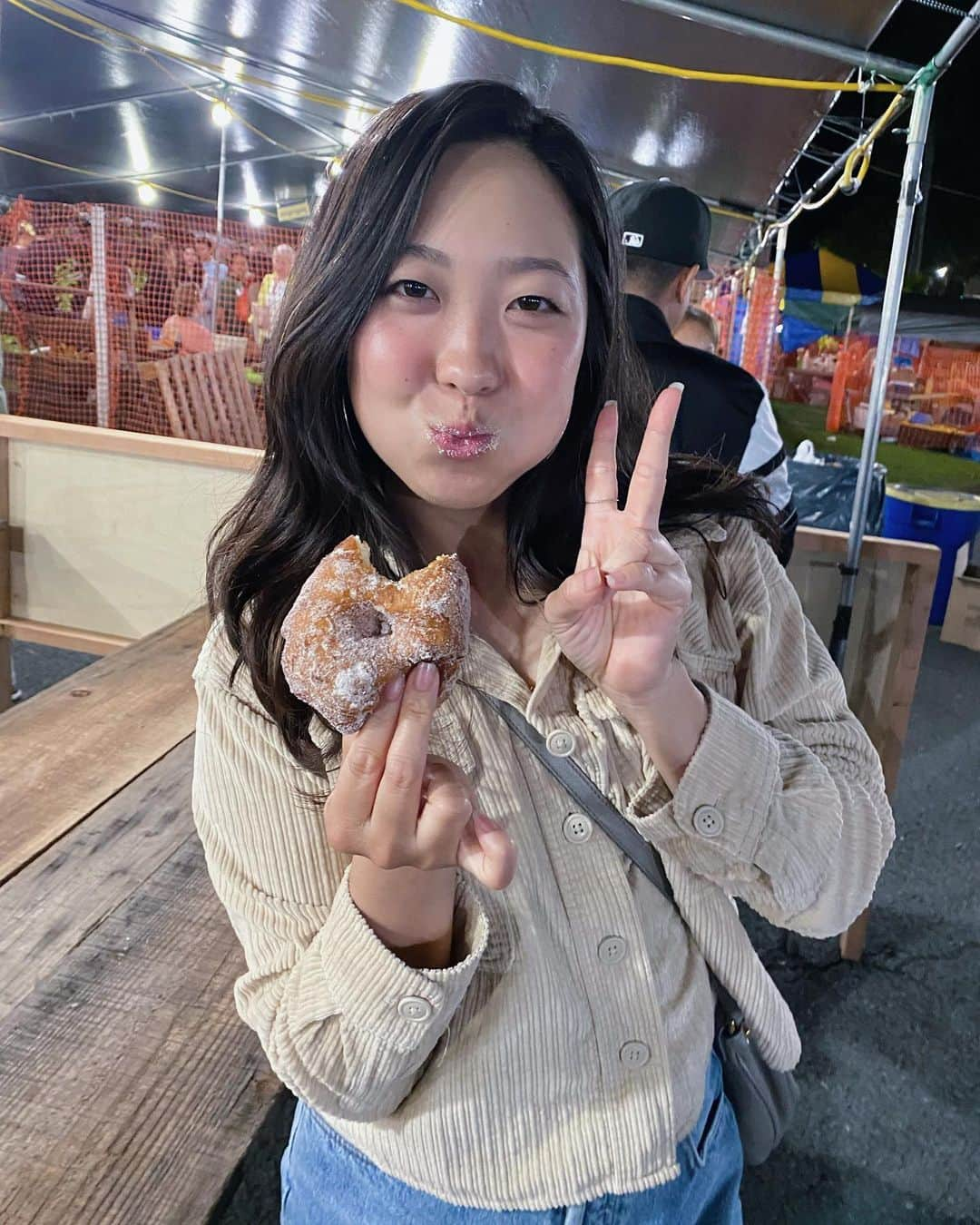 ケーシー・コモトのインスタグラム：「Punahou Carnival with my faves (friends & food) 💕👯‍♀️🍔🥙🍩🍲🌽🍦🍊   P.S. there’s still no pretty way to eat a malasada 😋」