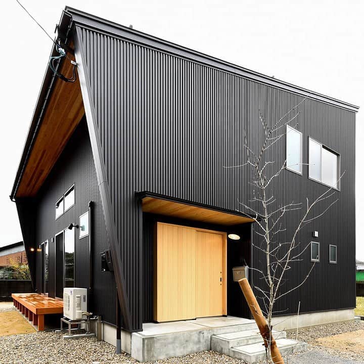 無垢 スタイルの注文住宅あめりか屋さんのインスタグラム写真 無垢 スタイルの注文住宅あめりか屋instagram こげ茶色の ガルバリウムの外壁 もおしゃれ ガルバの家 シンプルモダン 他の施工事例 Amerikayaarchitecture