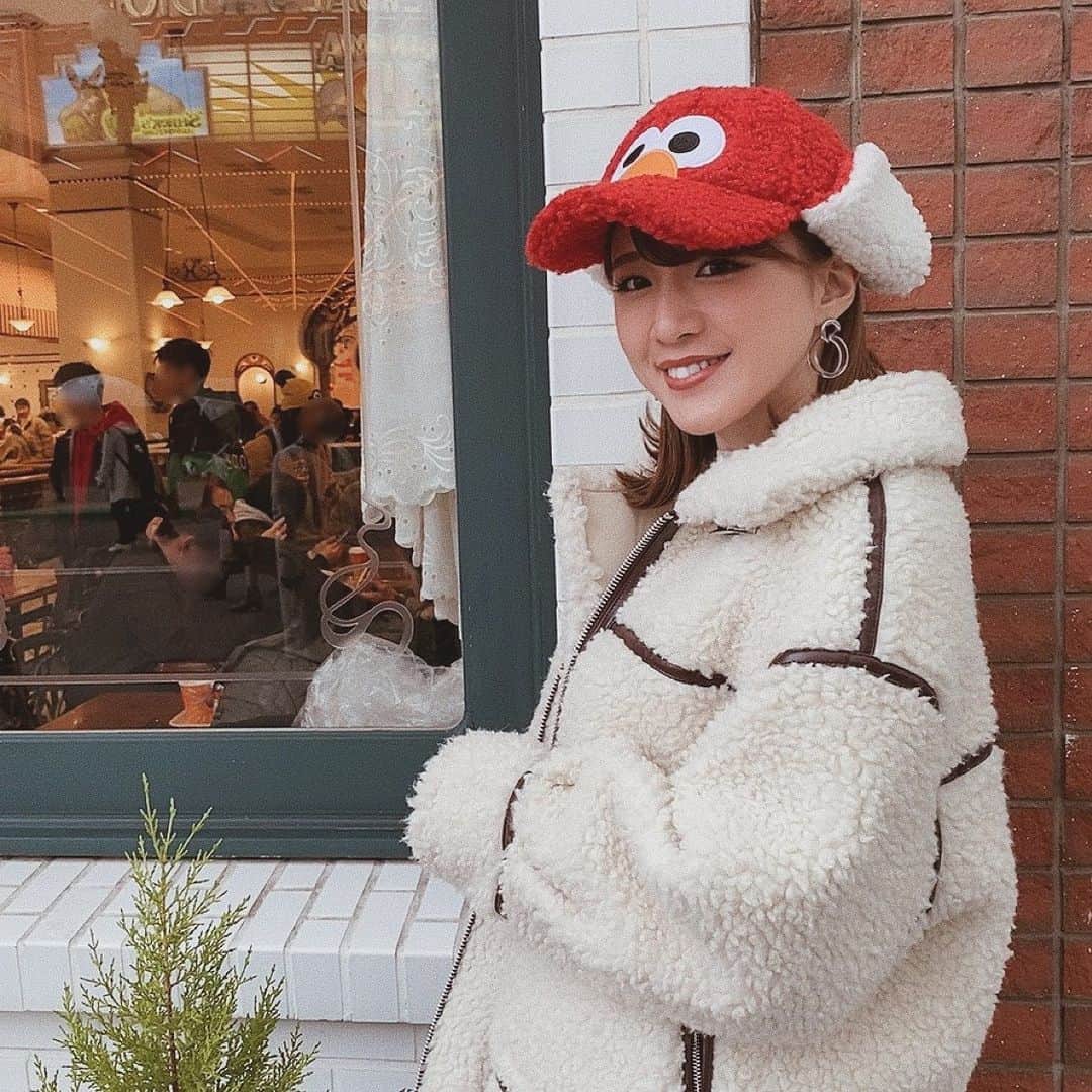 のインスタグラム：「❤︎ . もこもこ🐏♥️ . . #上から下までもこもこ #もこもこコーデ #ボアブルゾン #frayid #ユニバ #ユニバコーデ #エルモ #ビジョビ .」