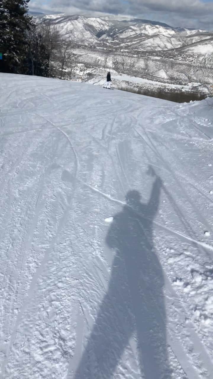 ケリー・ヒルソンのインスタグラム：「#POV down the slope! Mom was a competitive skier on an all-black traveling ski team throughout my childhood. 🎿 I learned around 3 or 4, and we’d go once a year as a family. All that to say, this was sentimental fun, all thanks to @ninaamarie_w! I wonder if the #SouthernSnowSneekers are still a thing...I’m thinking about joining. 🤔 The degree of difficulty in making this vid alone is worth a shot! 😝⛷🏅」
