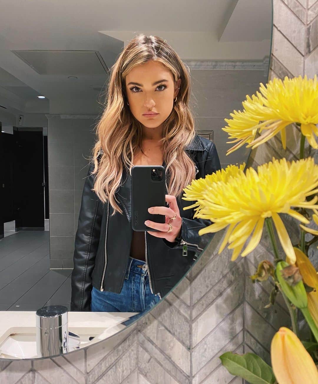 ヴェール・ゲンタのインスタグラム：「missing this mane 💛 should I go for long hair???」