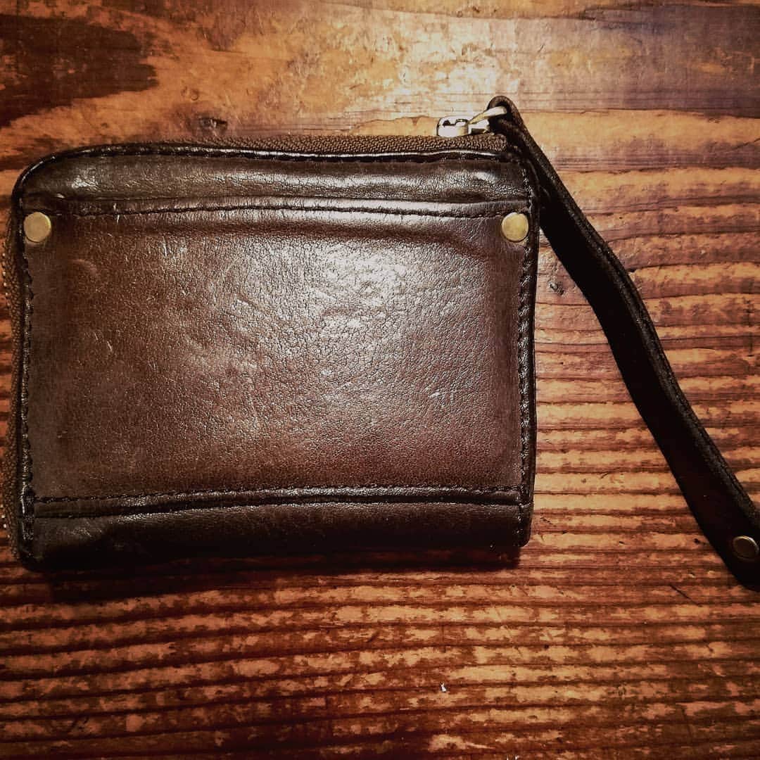 マーヴェレッツのインスタグラム：「よく使っている財布（MARU） 最近、小さめの財布をよく使う。大きな財布を使わなくても、事足りてしまう。何か寂しい感じもするが、、、。 それにしてもMARVELETSのブロンズ色はエイジングがよく似合う！」
