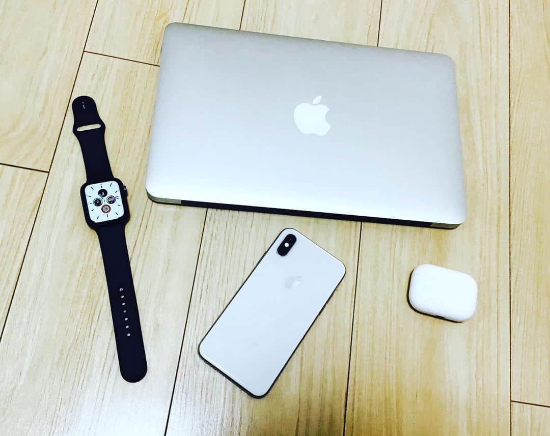 のインスタグラム：「アップル社のみなさん  最初は、当時ガラケーと言われる携帯電話で、スマートフォンなにそれこわいパカパカ携帯でいいんですけどなにそれこわい。というタイプでしたが、そのときiPod touchを使い始め、それ、電話できひんだけでもうiPhoneですよ、と言われ、じゃあ、なんか使えそうかも、と、iPhone5から入りました。（ニンジャンプという忍者が壁を走るだけのゲームを一生やっていました）  モノを減らして散らからないように生活をしていてもiPhoneは最後まで残ると思います。（個人の感想です）  それは必要だから持っているので、という当たり前の理由なんですが、  じつは『必要だから買ったモノ』と、『欲しいから買ったモノ』というのがあって、けっこう、欲しいから買ったモノ、のほうは無くても意外といけたりします。  しらんけど。  #35歳 #独身 #芸人  #Apple  #かしこいひとたちが組み合わせたら便利なようにつくったものなのでまんまと時計もイヤホンもというパターン  #iPhoneで代わりになりそうなもの一例 家電話、カメラ、オーディオ機器、ゲーム機、カレンダー、懐中電灯、地図、メモ帳、手帳、路線図、本、辞書など。」
