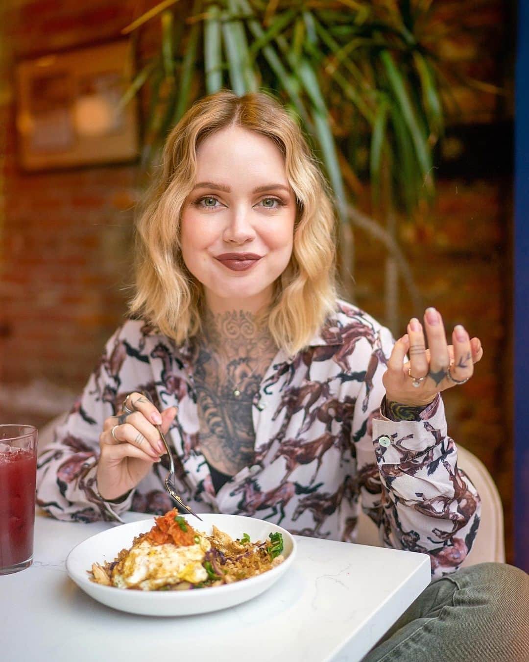 サラ・Xのインスタグラム：「It’s 2020 & way too many random men/dudes still follow me here. Plz go away. Thanks in advance.  PS I am sure some of you are very nice but I would happily have way less people following me if it meant every single dude (except those who identify as LGBT+) who followed me before 2017, and probably a lot who followed me after, just... didn’t anymore. Please stop for a moment and ask yourself why you even follow me before you decide to feel some type of way about my request.  I turned off commenting so aforementioned dudes who I’ve never even interacted with & didn’t know existed would stop throwing fits in the comments section.」