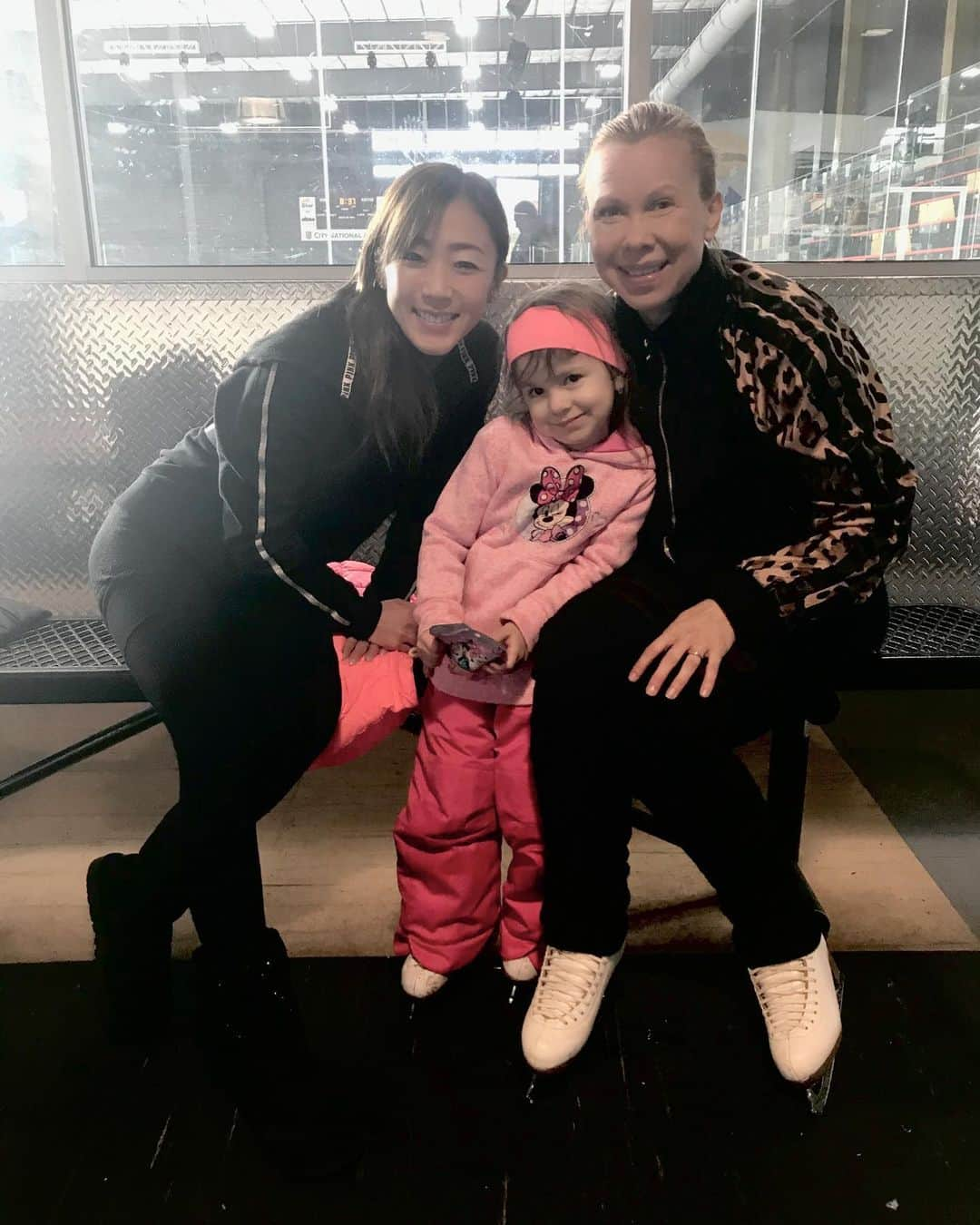 村主章枝さんのインスタグラム写真 - (村主章枝Instagram)「With Oksana and daughter Sophia #citynationalarena  #lasvegas」2月9日 8時43分 - fumie.suguri