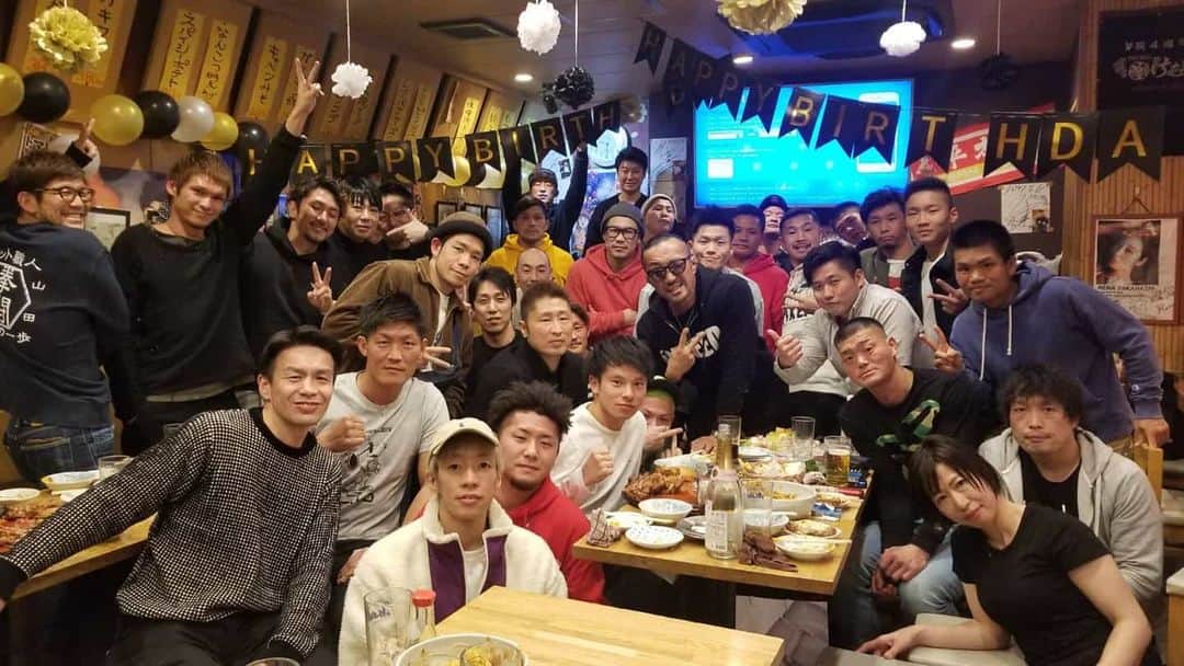 のインスタグラム：「昨夜はJBスポーツ山田さんの誕生日会でした。 出会ったのは2005年。 五味戦の直後。 俺27歳山田さん32歳。 お互い年取ったなー（笑） おめでとうございます！！！ #jbスポーツ」