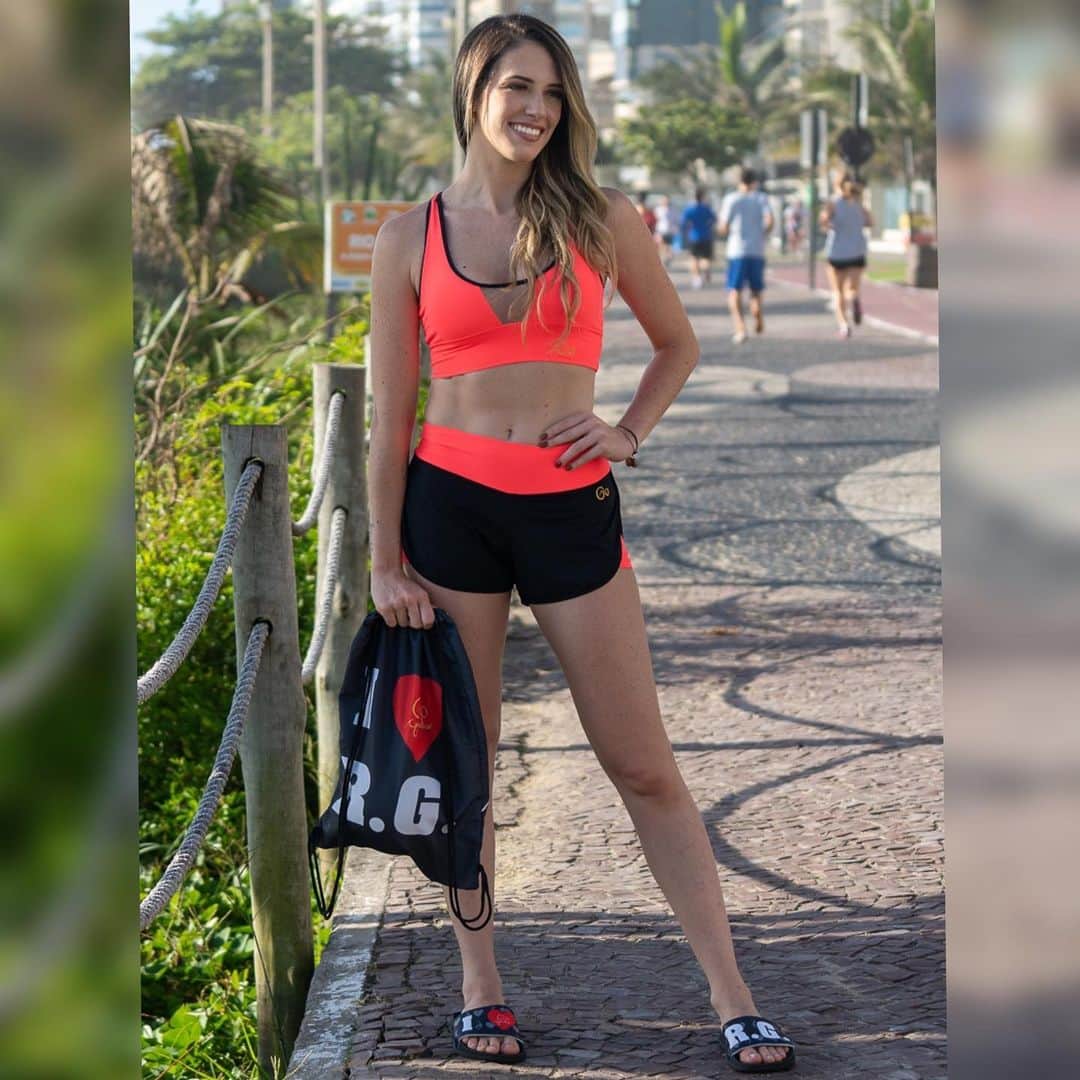 ナターリア・ガウジオのインスタグラム：「Novidade incrível pra vocês que tanto me pediram... Finalmente nossos produtinhos novos estão disponíveis para compra no site!! Em breve mostro as outras cores pra vocês dos nossos chinelos slide e das sacochilas... Totalmente apaixonada!! Ginasta que é ginasta, mostra seu amor por onde vai, por isso escolhi esse modelinho com as silgas de, I Love Rhythmic Gymnastics pra começar, aguardem os próximos!! O link do site está na minha Bio!! 😍✨🤸🏼‍♀️🍃🏝💪🏻❤️ #gaudiofitness #love #passion #rhythmicgymnastics #sport #fitnes #news #slide #gf #iloverg #gymnast  #photoshoot」