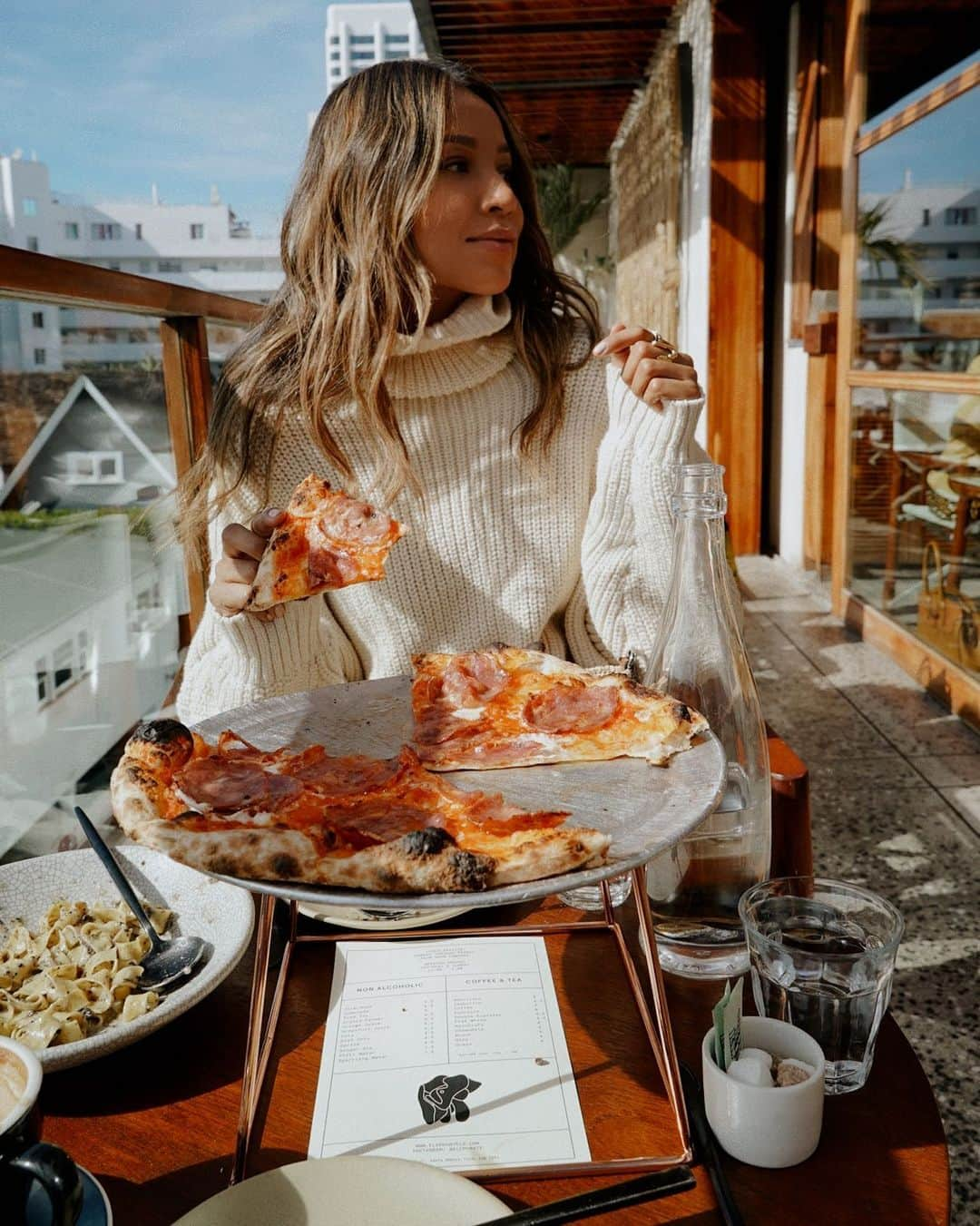 ジュリー・サリニャーナさんのインスタグラム写真 - (ジュリー・サリニャーナInstagram)「Cheat day, cuz it’s the weekend! 🍕🍕」2月9日 8時55分 - sincerelyjules