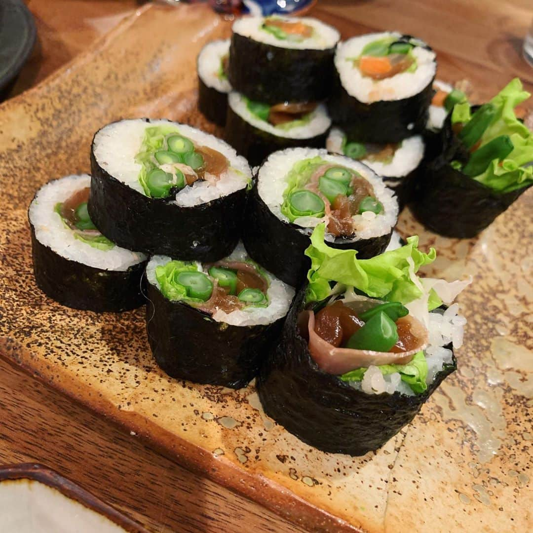 安田美沙子さんのインスタグラム写真 - (安田美沙子Instagram)「いつかの晩ご飯。巻き寿司ってなんだか楽なことに気付いて、また作ってみました✨ ひとつは生ハムと野菜、もうひとつは海鮮と野菜。 . . . 餃子も珍しくフードプロセッサーで具材を細かく✨ 残ってた蓮根、筍、豚肉、キャベツ、ニラ、お揚げは少なめに、ごま油、味噌をまぜまぜ。 . . . 餃子は息子が好きで、野菜色々入れられるから、いつしかヘビロテメニューです😊❤️ . . #instagood #instafood #dinner #みさこクッキング #餃子 #巻き寿司 #残り物 #晩ご飯 #こどもごはん #食育 #もりもり食べました #パジャマがキツイと怒られた」2月9日 19時48分 - yasuda_misako