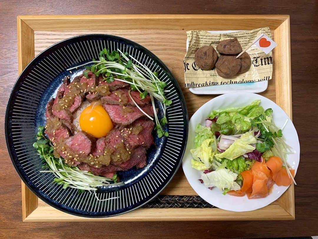 本野沙弥さんのインスタグラム写真 - (本野沙弥Instagram)「作る専門Cooking🍳 〜ちょっと早いValentine Dinner〜  #valentine#valentinedinner #バレンタイン#バレンタインディナー #作る専門#作る専門cooking  #ローストビーフ丼 #トリュフ#トリュフは作ってません #お菓子は専門外」2月9日 19時50分 - sayahonno