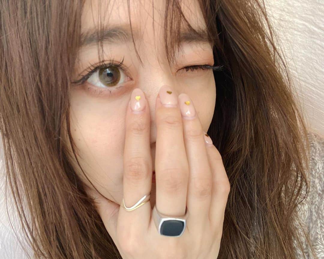 難波礼華のインスタグラム：「@homeharajuku  フラットラッシュの新色入ったから 付けてもらったよ✌️🥰 新色khaki brownなんだけど、 まさかの髪の毛と同じ色すぎて激馴染み🥰 本数は自然にしてもらったよ〜 フラットラッシュやわぁだから大好き❤️ @romi_lomy ありがと❤️❤️ ネイルもまだまだバレンタインキャンペーンやってるからぜひ💅みんなでオソロイロチしちゃお💕 . . . #フラットラッシュ#まつげエクステ」