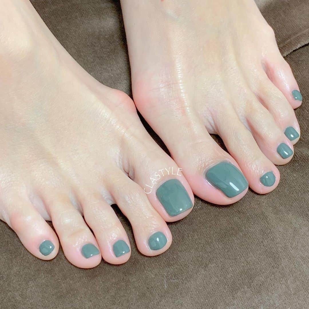 Clastyleさんのインスタグラム写真 Clastyleinstagram 坂下千里子さん Chiriko Sakashita Official のフットネイルを担当しました モスグリーンのワンカラーに サンディングをしないので爪を傷ませないジェルポリッシュで仕上げました 巻き爪にもなり