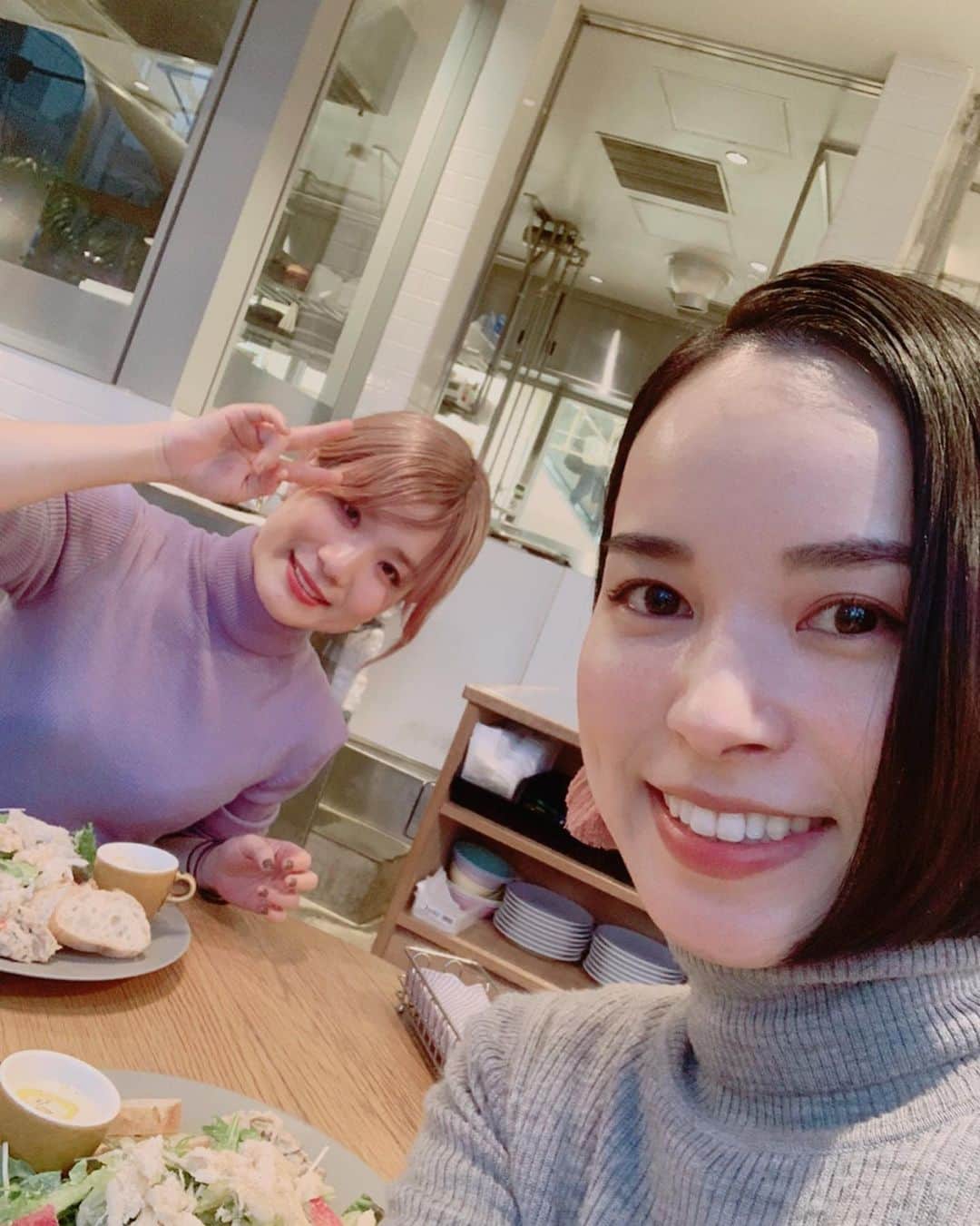 滴草由実のインスタグラム：「いつも美容や健康に良いアイテム沢山教えてくれてさらに私を癒してくれて心から感謝✳︎久々に逢えて沢山笑いました✳︎ いつもありがとう✳︎ オススメのファンデーション&新しく出たアイシャドウをプレゼントしてくれたの凄〜く良い♪さすがプロメイクさん♪ 実は年末年始は体調を崩しがちだったので、身体のこと食べる物のことも見直さなくてはと思って最近は沢山野菜をとるようにしたり睡眠など心がけてます✳︎ @mi_ayumee ・ #make #smile #decorte #beauty  #talk #同郷 #中学同級生  #カフェ #美容 #癒しの時間」