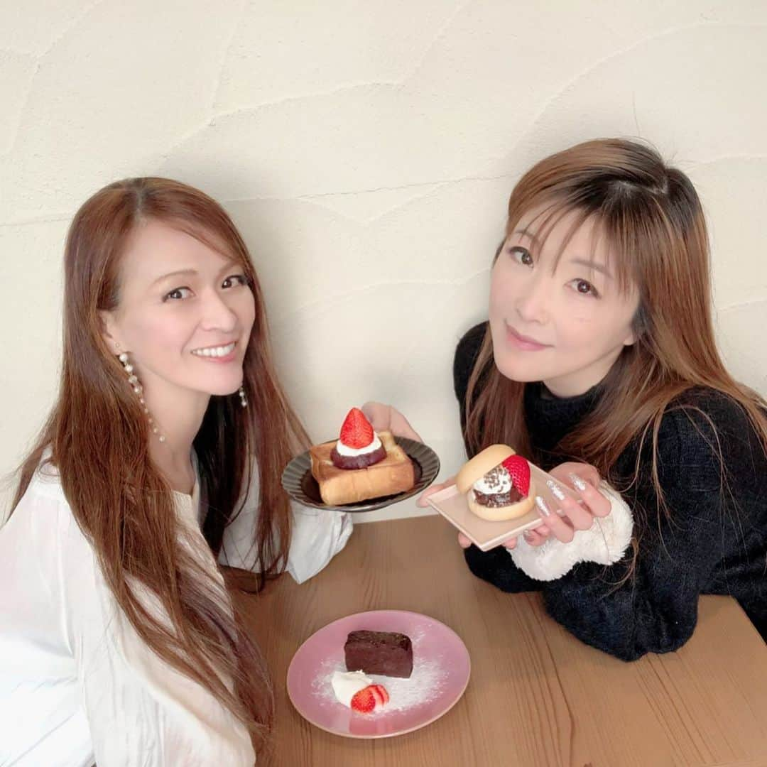 里井真由美さんのインスタグラム写真 - (里井真由美Instagram)「🍫🍓 ちょこ餡どらぱん 〜 ❤︎ ・ ・ チョコと「大三萬年堂」秘伝のあんこ❤︎相性良いです❤️ 大人気 もちもち米粉「どらぱん」❗️ ・ ・ 大好きな「大三萬年堂HANARE」さんの新メニュー「ちょこ餡」シリーズです❤︎ @daisan_hanare ・ ・  カカオニブのつぶつぶ感と、ハート型やよいひめ🍓も甘酸っぱくおいしい。クリームは豆乳ベースなので重くなくて良い感じ🥰 ・ 🔻 🔻 ・ 13代目 安原怜香さんに密着取材され、 2/11 「ガイアの夜明け」にも出演予定だそうですよ〜✨🥰 @reika_yasuhara ・ ・ ちょこ餡シリーズは、ぱふぇ、「あずきとかかお」ケーキなど シリーズで登場しています💕 ・ ・  @shihorin24 お友達と2人でアレコレシェアして食べてきました❤︎ ・ ・ #どらぱん  #ワテラスモール#大三萬年堂hanare #ちょこ餡#和菓子#いちご #栗#和栗#栗スイーツ#モンブラン#モンブラン巡り#和栗のモンブラン#フランス栗 #里井真由美 #さといいね#栗スイーツ#デパ地下#ホテルスイーツ#デパ地下スイーツ#ホテル#ありが糖運動#まゆログ#フードジャーナリスト里井真由美」2月9日 18時32分 - mayumi.satoi