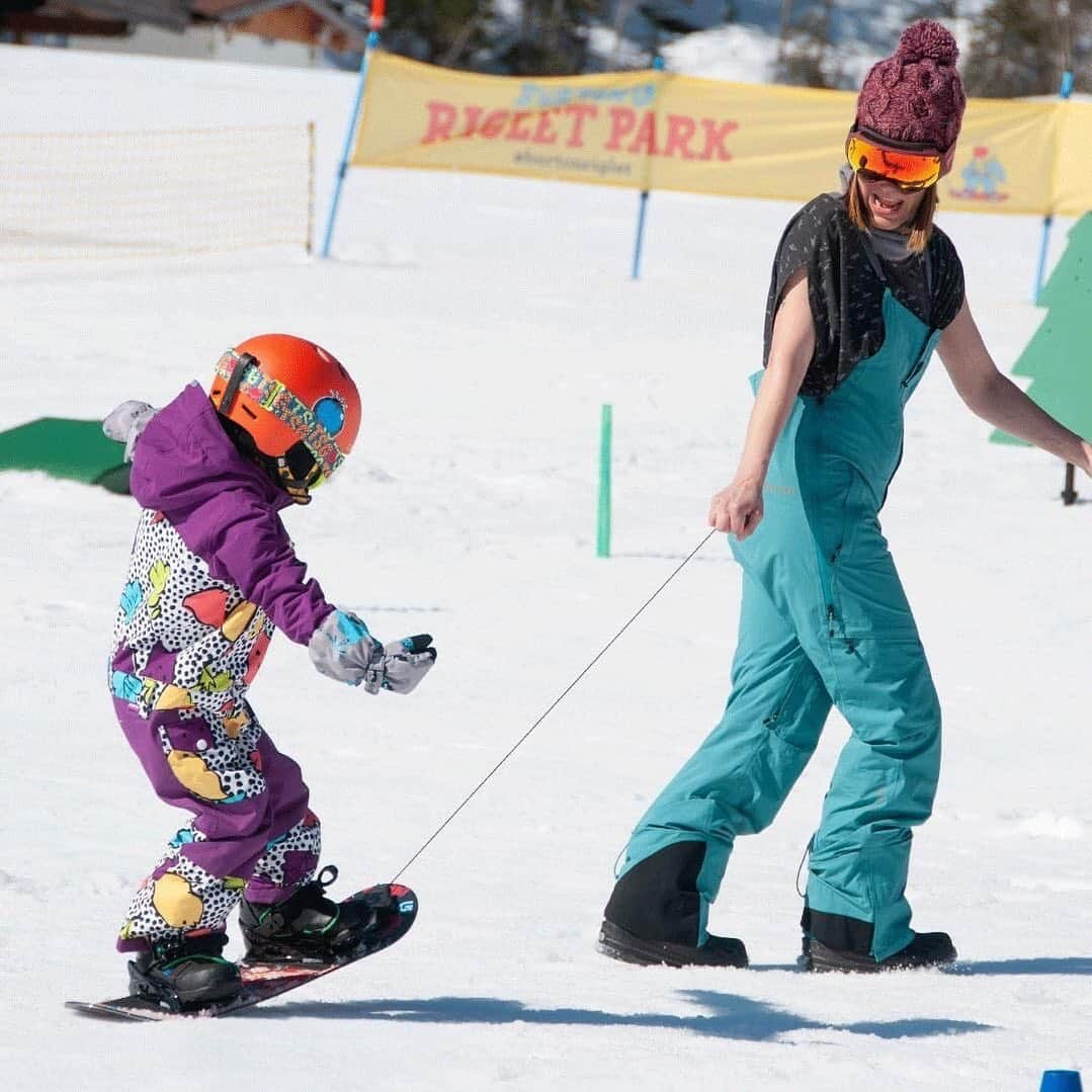 Burton Japanさんのインスタグラム写真 - (Burton JapanInstagram)「人気キッズスノーボード、Boys’ ChopperとGirls’ Chicklet (80～120cm)、Kids’ After School Specialには、雪上でキッズを引っ張ることができるRiglet Reelを取付けられます。これさえあれば、平らなバーンで手軽にスノーボードを体験させてあげられます。Photo: @thesnowboardingfamily #Winter2020Burton #BurtonRiglet」2月9日 18時33分 - burtonjapan