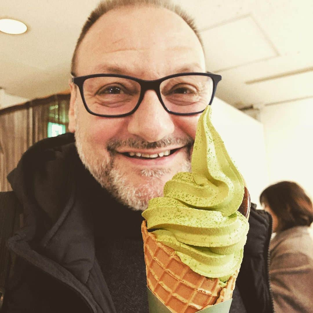 カファレルチョコレートさんのインスタグラム写真 - (カファレルチョコレートInstagram)「仕事終わりに抹茶ソフトクリームを堪能！🍦日本ツアーも残すところあと1日となりました。明日は伊勢丹新宿店と、カファレル東京駅グランスタ店にてお待ちしております✨ ------------------------- 2月10日(月) 13:00～14:00 新宿伊勢丹 2月10日(月) 15:00～17:00 カファレル東京駅グランスタ店 ------------------------- #Caffarel #カファレル#gennarovolpe#ジェンナーロボルペ#chocolate#チョコレート#valentine#バレンタイン#italy#イタリア#odakyu#小田急新宿#抹茶ソフトクリーム -------------------------」2月9日 18時37分 - caffarel_hy