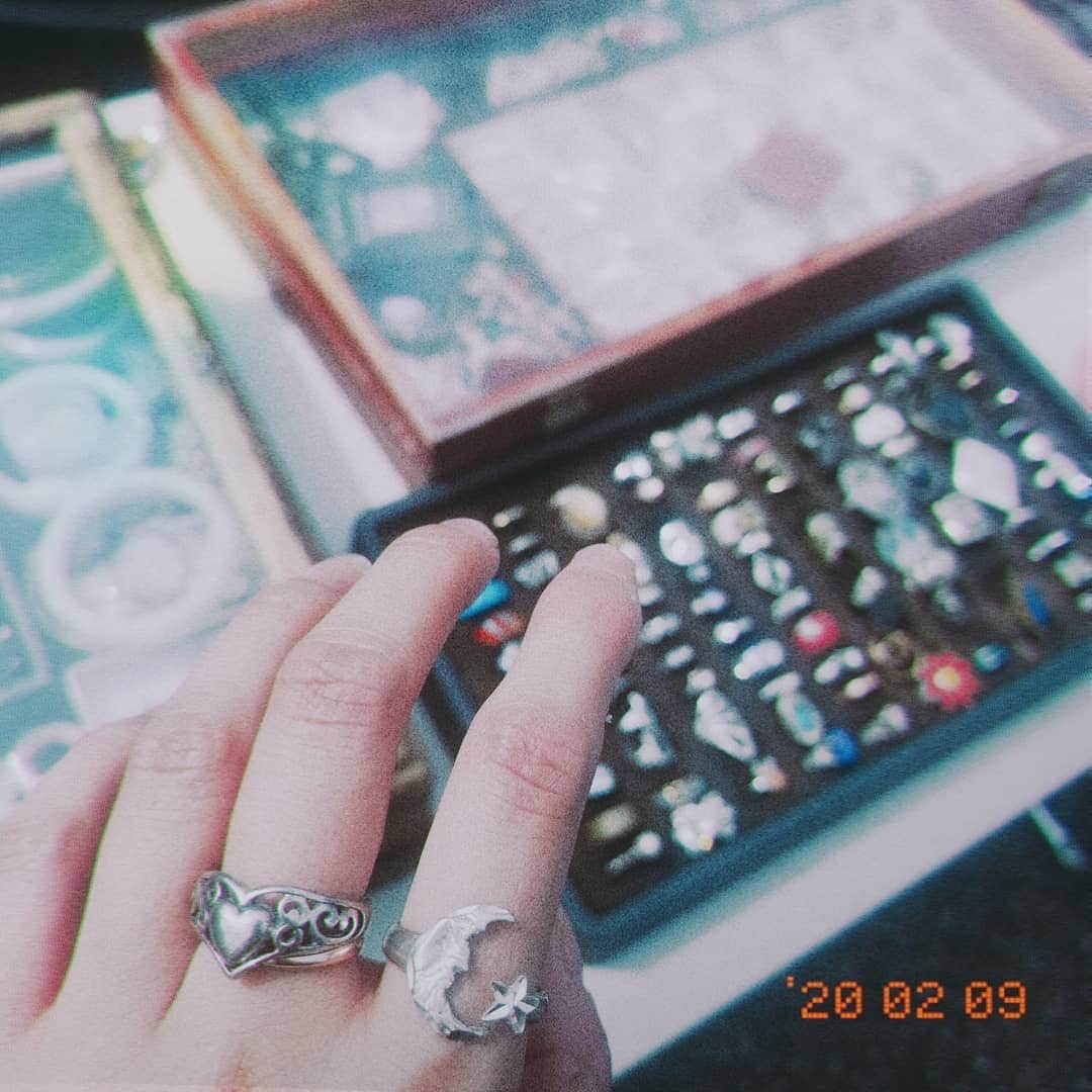 小林レイミさんのインスタグラム写真 - (小林レイミInstagram)「海外のマーケットで指輪とか買っちゃうの憧れだったんだよね、、、🥵🏝✈️💓また宝物が増えた🌞💓わたしは基本指輪とかアクセサリー付けない方なので、指輪買った日はすごく特別に感じる。えもーしょなる。 My precious has been added💍👑🆕 #accessories #ring #vintagering #vintagemarket #vintageaccessories #silver #mymemories #vintagefashion #vintageclothing #ヴィンテージ #海外 #マーケット」2月9日 18時40分 - _reimi._____
