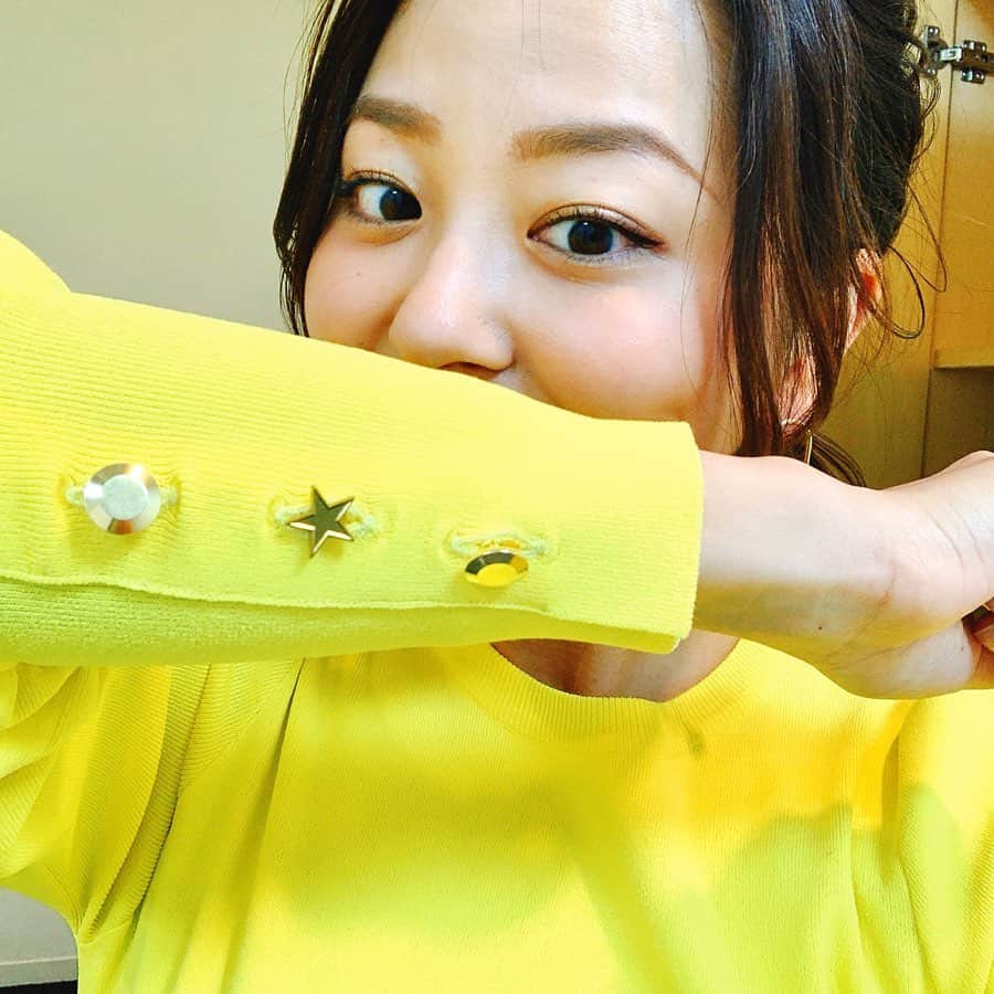 長沢美月さんのインスタグラム写真 - (長沢美月Instagram)「昨日の衣装👗 トップスのボタンも可愛かったです🥰 #chono #衣装 #ズムサタ #ブログ更新しました」2月9日 18時40分 - _mizuki_0212