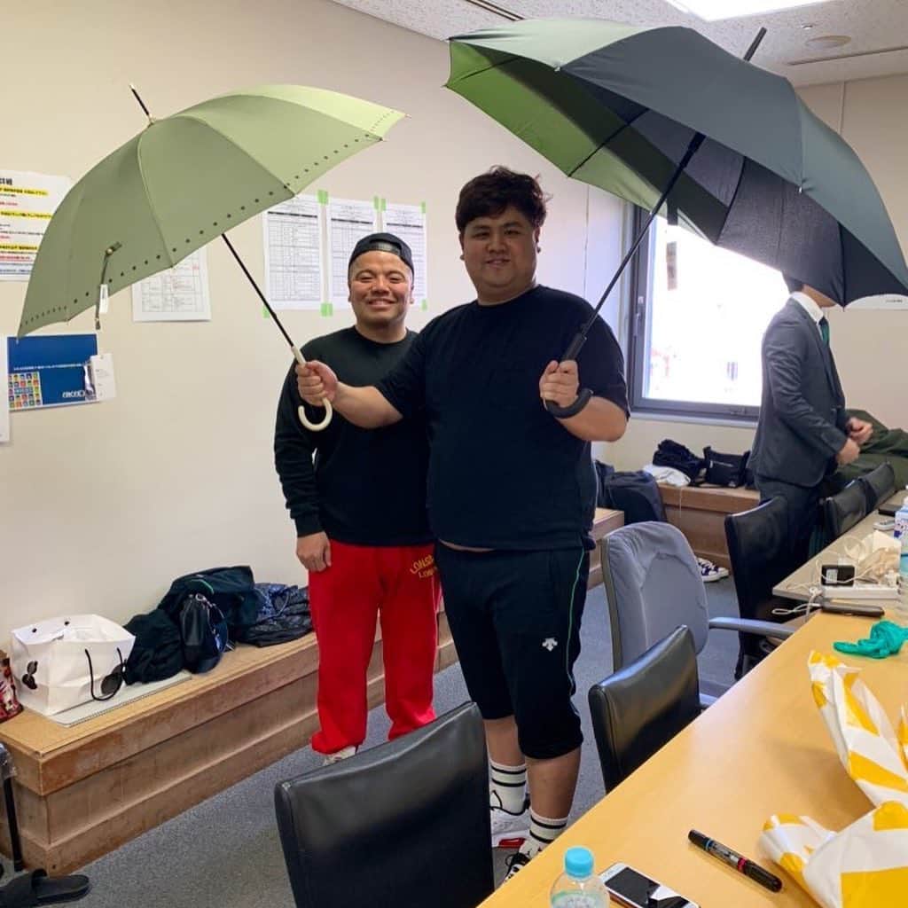 池田真一のインスタグラム：「大須賀が結婚祝いで僕の分と奥さんの分の傘をくれました！ 僕の傘はリュックが濡れないようにちょっと後ろが長い傘です！嬉しい！ 大須賀ありがとう😊」