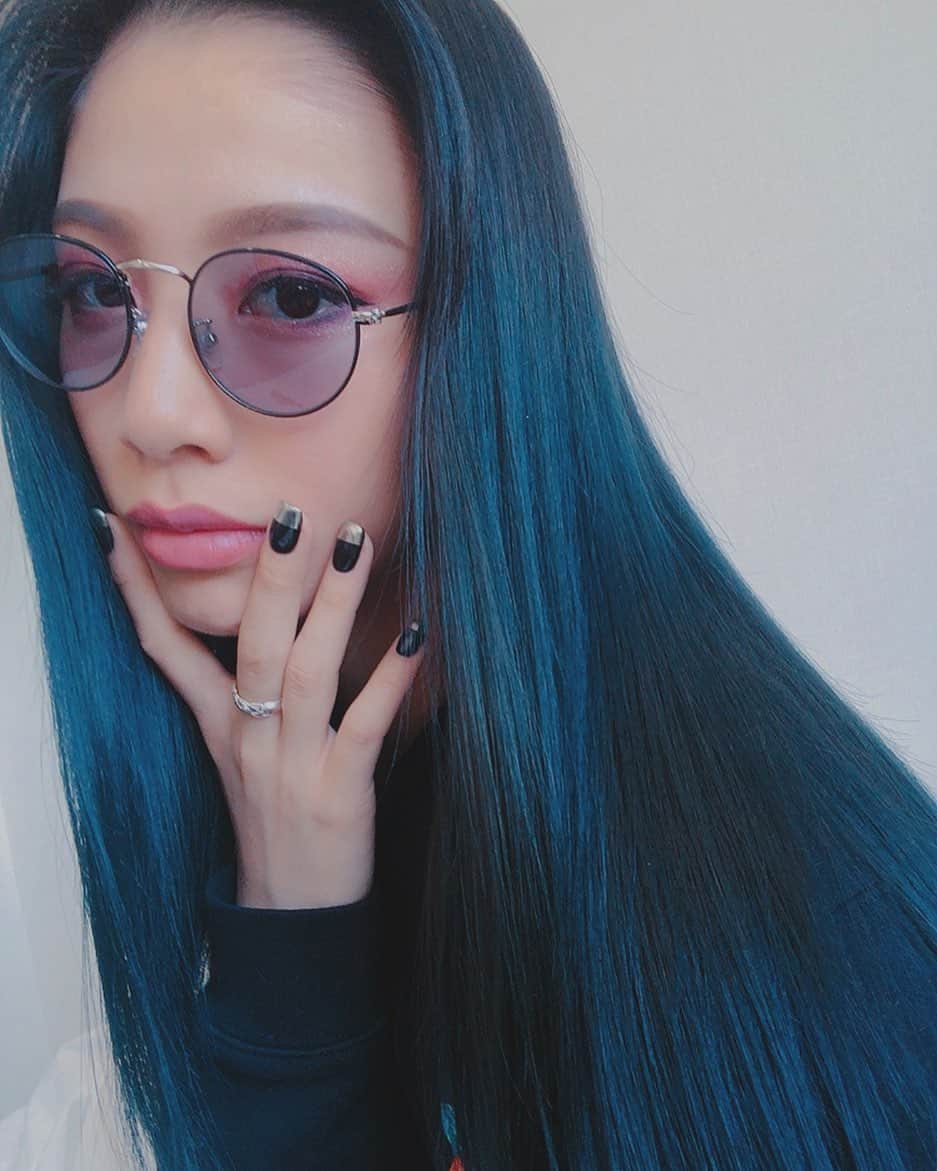 のインスタグラム：「名古屋近鉄パッセ寒い中来てくれた皆さん﻿ 本当にありがとう😢💕﻿ めちゃめちゃ冷えたと思うから﻿ しっかり暖まってくださいね♨️﻿ ﻿ そして、明日の撮影に向けて﻿ この前、髪メンテナンスしてもらいました！﻿ 光が当たるとこんなに青くなるよ💙💙﻿ お気に入りのネイビーカラー🧜‍♀️﻿ ﻿ いつもありがとうございます🙏✨」