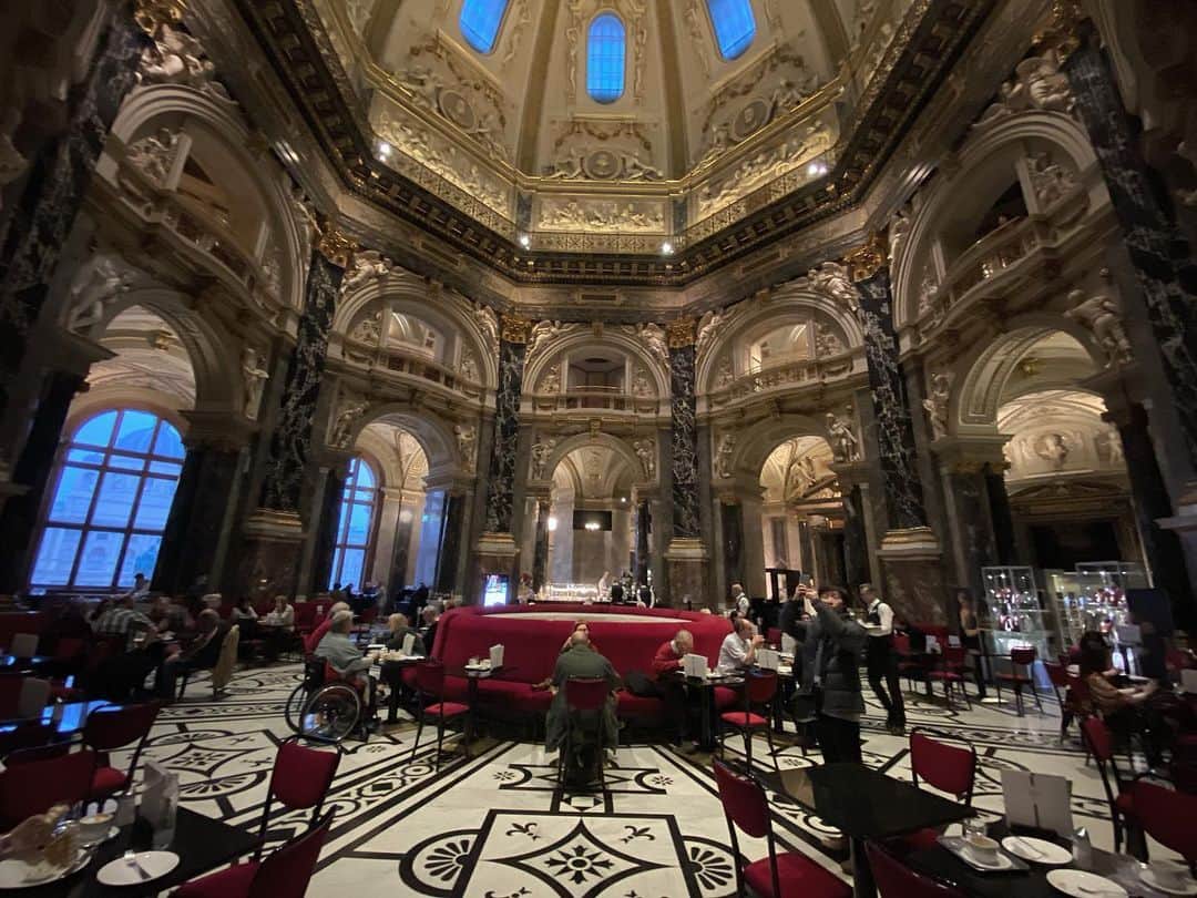 湯浅なるせのインスタグラム：「世界で最も美しいカフェ」