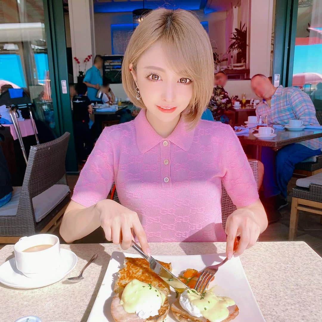 サキ吉さんのインスタグラム写真 - (サキ吉Instagram)「朝ごはんはロイヤルハワイアンホテルのサーフラナイで😋🍴 ． ここのエッグベネディクト大好き✨ 彼はカルアポークにしてた💡 ． 今回YouTubeの撮影に夢中で全然映え写真撮ってない😂 ． #ハワイ #Hawaii #ワイキキ #Waikiki #ロイヤルハワイアンホテル #サーフラナイ #エッグベネディクト #カルアポーク #最高の朝食 #ハワイグルメ」2月9日 19時09分 - sakikichi1201