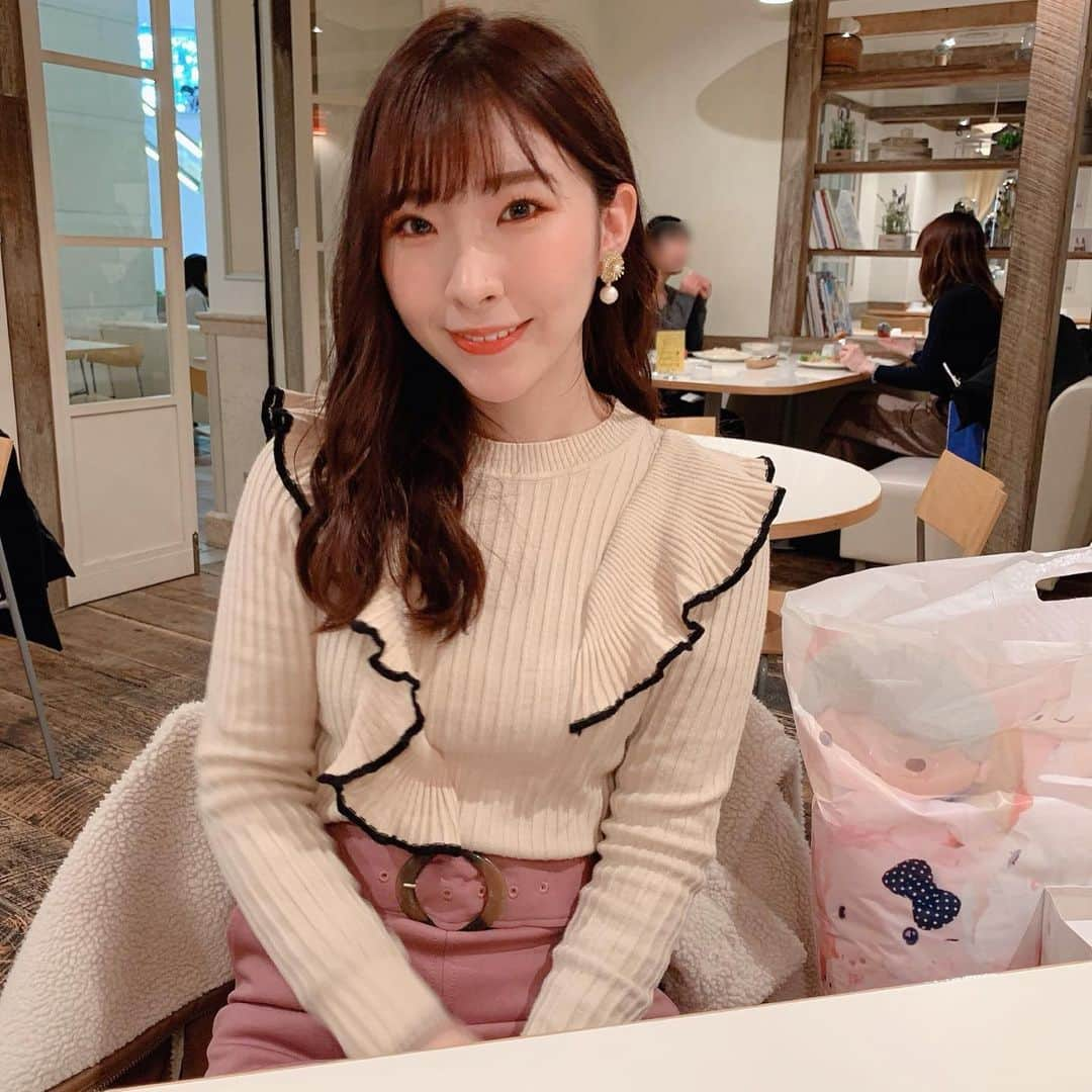 岩佐美咲さんのインスタグラム写真 - (岩佐美咲Instagram)「このトップス可愛くないですか〜🥰﻿ 最近失敗多めだった通販、久しぶりに成功﻿ ﻿ ﻿ #トップス #リブニット #フリル #通販 #ファッション通販 #プチプラ通販 #ファッション #服 #fashion #dholic」2月9日 19時09分 - wasaminnn