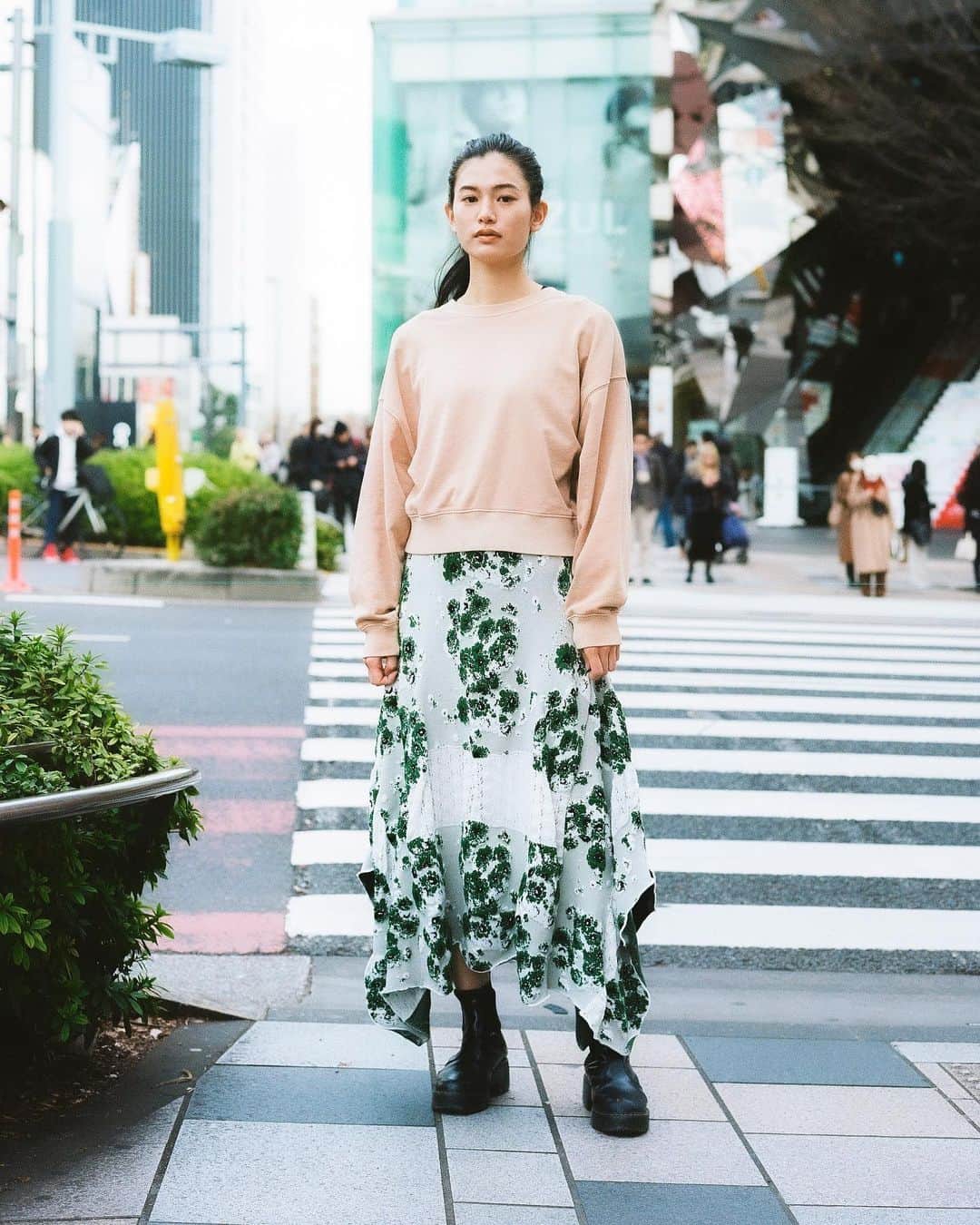 のインスタグラム：「TOKYO STREET STYLE Name: @tcbneri  Top: @gap_jp  #Gap#pr#カーボナイズドスウェット #droptokyo#tokyo#japan#streetscene#streetfashion#streetwear#streetculture#fashion#film#filmphotography  Photography: @dai.yamashiro Styling: @masaakiida  Hair&Make-up: @sugatakuma」