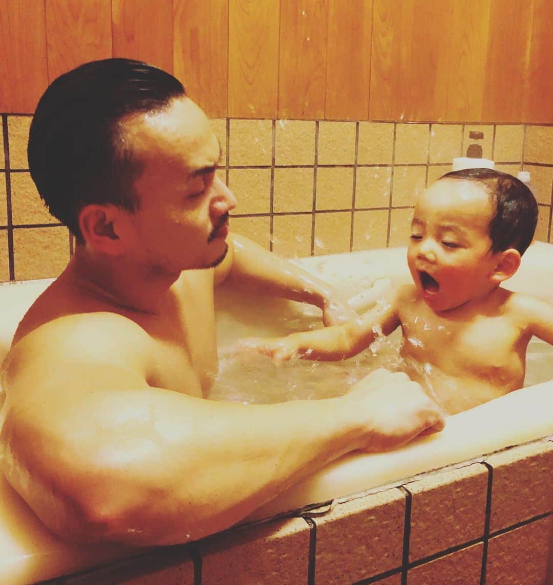 菅井悦子さんのインスタグラム写真 - (菅井悦子Instagram)「ドアの隙間からチラ見…😙 バシャバシャと楽しそうな息子と、 水しぶきに耐える父🤣  #おデコそっくり #おデコズ #耳そっくり#🤣」2月9日 19時07分 - etsuko313