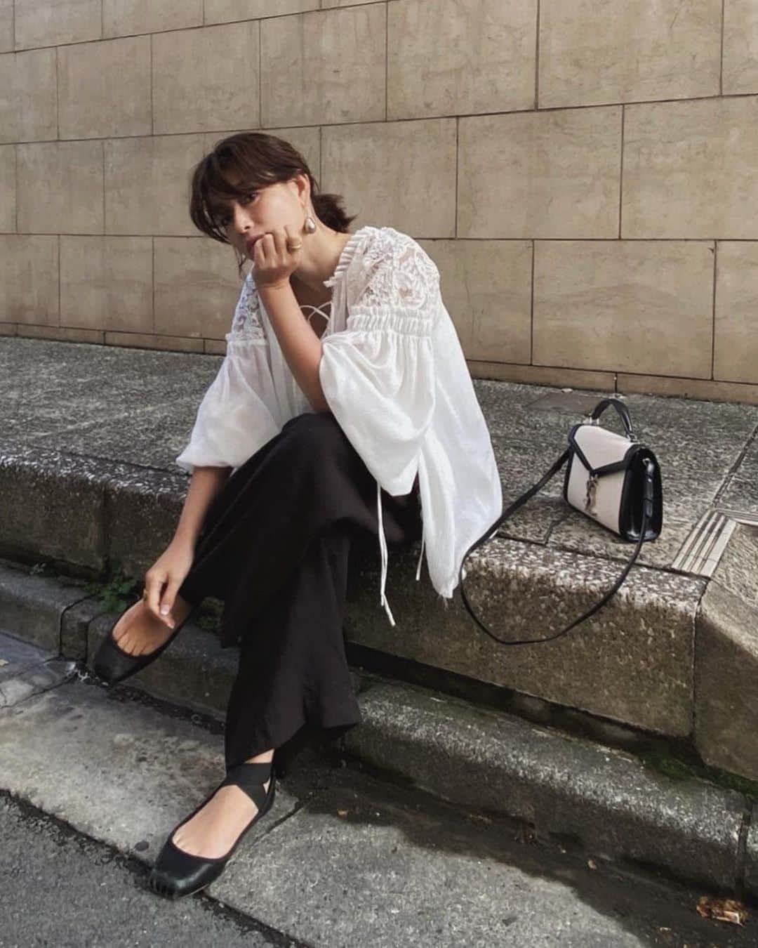 JUNNAのインスタグラム：「ETRÉ TOKYOは3月で3周年を迎えます。  過去4年間を振り返り 何か記念に残る特別なものが作りたいと思いました。 2016年に作った「1st Collection」を見返すと 時を経た今でも新鮮な気持ちで着たい！と思えるものがいくつもありました。  なかでもこのブラウスは特別な作品。 ブランドを立ち上げ人生初の服作り。 経験の無い私のイメージをデザイナーさんが デザイン画におこし、話しを聞きながら 何度も、何度もサンプルを修正してくれて、 一緒にメーカーさんの元へ行ったり、レースを探して下さる方の所へ行ったり、トアルチェックをしたり... 沢山の方の手をお借りして 現在の服作りの何倍もの時間をかけ、失敗を繰り返し 袖のレース、胸元のレースアップ、 ボリューム、丈、生地感。 理想のものに仕上げて貰いました。  ブランドのHPがオープン、発売後、数分で完売、 信じられない程の再販リクエストをいただきました。 立ち上げ当時は完売するなど想像もしておらず...。 勿論再販などできず...。 実はお揃いでワンピースも作っていましたが、 上手く行かず、サンプル段階でお蔵入りに...。 「記念に残る特別なもの」 4年目に入った今のETRÉ TOKYOで この2つをもう一度作りたい。  全体のデザインは変えずに レースや、袖ボリュームをさらに増して... 3周年ではこのブラウス、ワンピースの リバイバルを発売致します。 ・ ・ ・ ●shoulder lace double gauze blouse ¥23,000+TAX color: WHITE / BEIGE / BLACK size : FREE ● shoulder lace double gauze onepice ¥26,000+TAX color: WHITE / BEIGE / BLACK size : FREE  発売日etc... 詳細はETRÉ TOKYO HPにて 公開致します。  3周年のETRÉ TOKYO ANNIVERSARY ITEM 気に入っていただけますように🙏 #etretokyo#anniversary#3#3周年」
