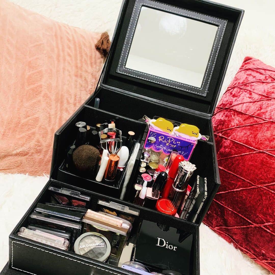 知念紗耶のインスタグラム：「メイクボックス新調しました⭐️ 使い勝手が良くて便利✨ メイクが捗ります💄💕 シャドウいっぱいあるけど結局いつも同じの使っちゃいます😅 たまには全然違うメイクしてみたいな〜❣️ さりげなくぐでたま🍳笑 #お化粧 #メイクボックス　#メイクアップ　#メイク」
