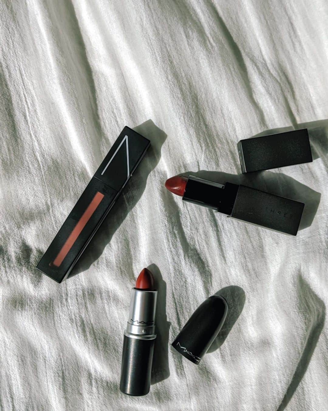 Shiho Sasakiのインスタグラム：「リクエストもらっていたスタメンリップのご紹介💄 左から ・ @narsissist  powermatte lip pigment 2760 ・ @maccosmeticsjapan  lip stick Marrakesh ・ @threecosmetics  デアリングリィミュア lipstick 09 どれもほんのりブラウンが混じっているから、派手過ぎず普段使いに最高です🙆‍♀️ 2枚目の写真でつけてるのは @maccosmeticsjapan だよ💎 #makeup#lipstick」