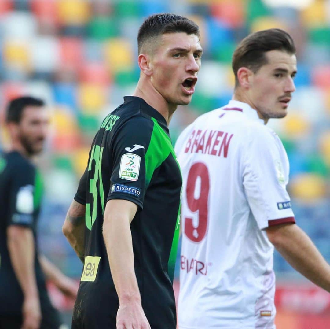 ミケーレ・カンポレーゼのインスタグラム：「C è rammarico e dispiacere , per quella che doveva essere e invece non lo è stata . Ripartiamo dalla bella reazione d orgoglio che c è stata ! ⚽️ #football#SerieB#PN#Pordenonecalcio#Daciaarena#Udine#verdeneri#ramarri#Mikecampo31」