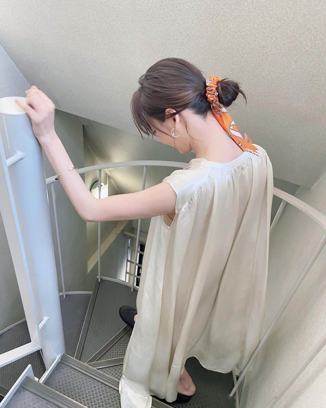 大政絢さんのインスタグラム写真 - (大政絢Instagram)「この日 @hairmake__sakura  さんからお誕生日に @hermes  のシュシュを頂き早速衣装と合わせて✨☺️この夏たくさん使いそうだ〜！SAKURAさんありがとう！ accessoryは全て @blanciris_official」2月9日 19時26分 - aya_omasa_official