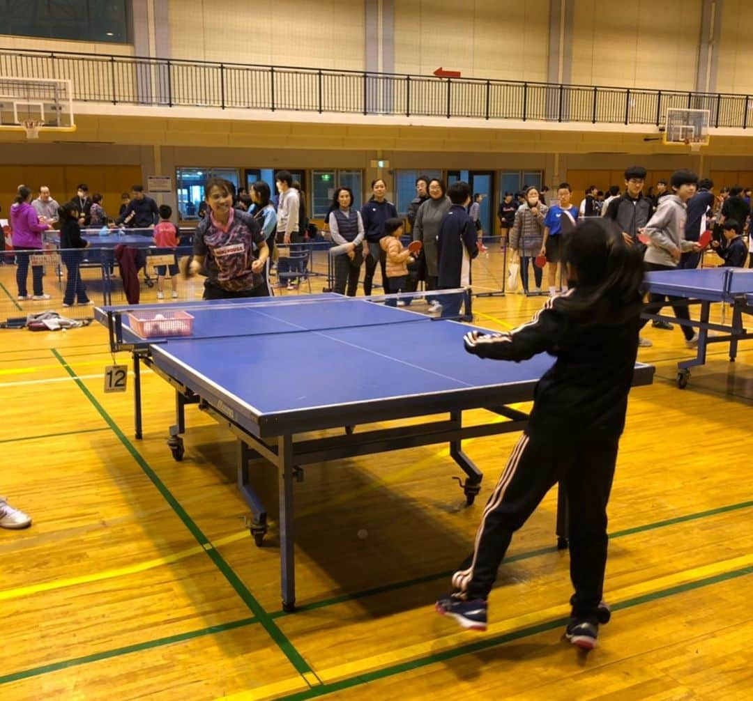 平野 早矢香さんのインスタグラム写真 - (平野 早矢香Instagram)「2日連続で🏓イベント 昨日はニッタク協力の講習会、府中市での親子で楽しめる卓球教室に参加しました✨✨ 冒頭のトークから練習まで、みんな本当に一生懸命に取り組んでくれました‼️‼️嬉しいです😆 この2日間私の方が皆さんから元気をいただきました✌️ 2日間のイベントにご参加くださった皆さま、本当にありがとうございました😄😄😄 #イベント #卓球講習会 #ニッタク #みんな一生懸命 #嬉しいなぁ #ご参加くださった皆さま #ありがとうございました😊」2月9日 19時28分 - sayakahirano0324