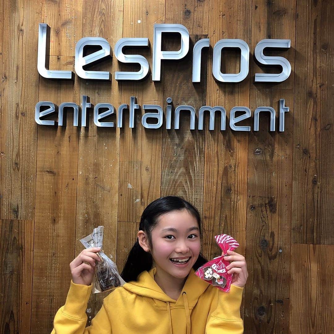 石川紗由のインスタグラム：「🍒 ・ 今日は事務所に行ってきましたー!! そしたらバレンタインのチョコ貰っちゃいました😉🤎 可愛いーーー🌙 ・ あと今年初の事務所だったんですけど、2人の方からお手紙が届いてました😳！ 早くお返事したいな❤︎ ・ ・ #事務所#レプロエンタテインメント#レプロ#バレンタイン#チョコ#チョコレート#お手紙#ありがとうございます」