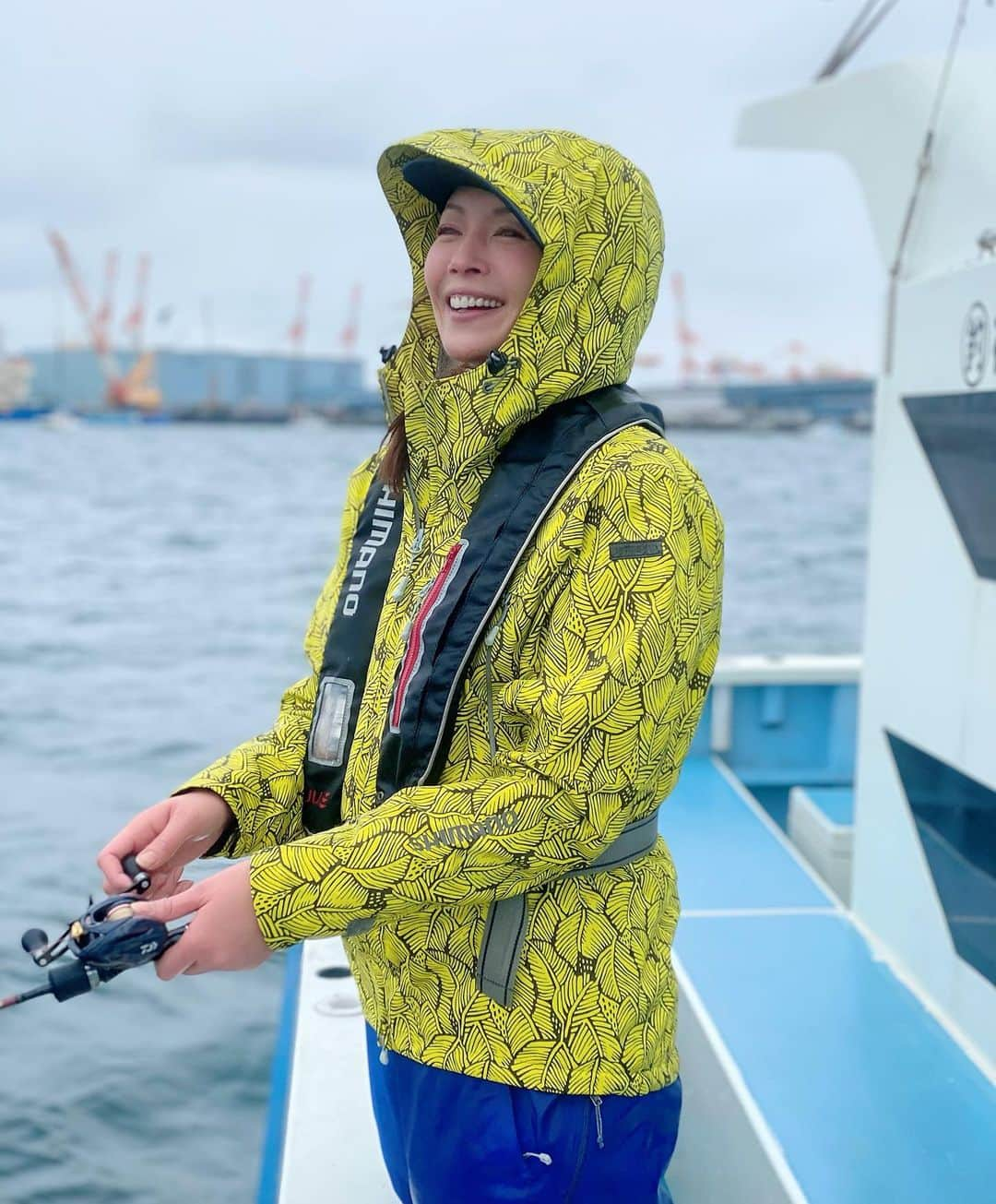 滝沢沙織さんのインスタグラム写真 - (滝沢沙織Instagram)「先日、雨の寒い日に☔️、ヤマシタの社員の方と一緒に、アジ釣りに行ってきましたー‼️✨ 何気にアジを狙った釣りはあまりした事がなく、最初は1匹づつ釣っていましたが、途中から慣れてきて、1匹ヒットしたら、少し待って、もう1匹かかるようになるまで慣れてきました〜（笑）‼️ この日の釣果は22匹🐟✨ 本当はまだまだ沢山釣れたりするようですが、アジ釣りも楽しいですねぇ〜💖🎣✨ 量が多いから、帰ってから捌くのが大変でした（笑） いろいろアジ料理を試してみたので、またアップしますね‼️✨ #滝沢沙織 #ヤマシタ社員の方 #アジ釣り #沢山釣れた #雨で寒くて、天候は最悪（笑） #雨でも寒くても釣りはする主義です（笑） #fishing#fish#fishinglife#釣り#魚#釣り女優#滝沢釣り道#釣り女子#釣り好き」2月9日 19時33分 - saori_takizawa.official